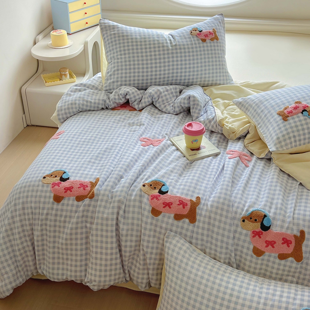 91家纺网 家纺一手货源 找家纺 灰鲸 2025新款云朵棉毛巾绣夏被四件套 蝴蝶结腊肠狗-蓝格+奶油黄