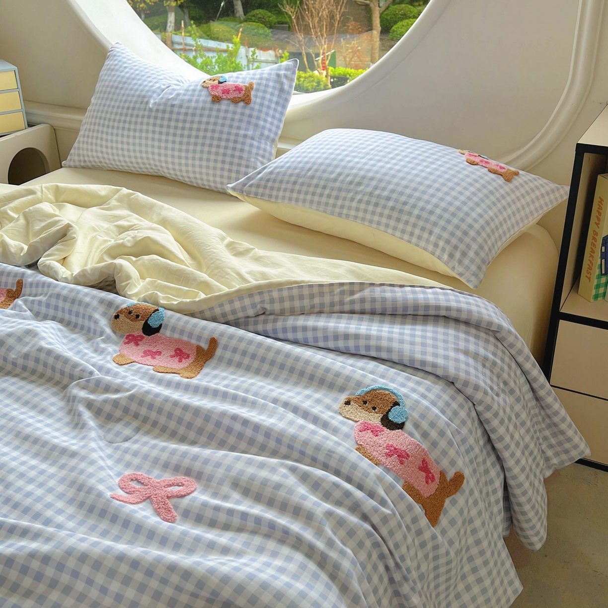91家纺网 家纺一手货源 找家纺 灰鲸 2025新款云朵棉毛巾绣夏被四件套 蝴蝶结腊肠狗-蓝格+奶油黄
