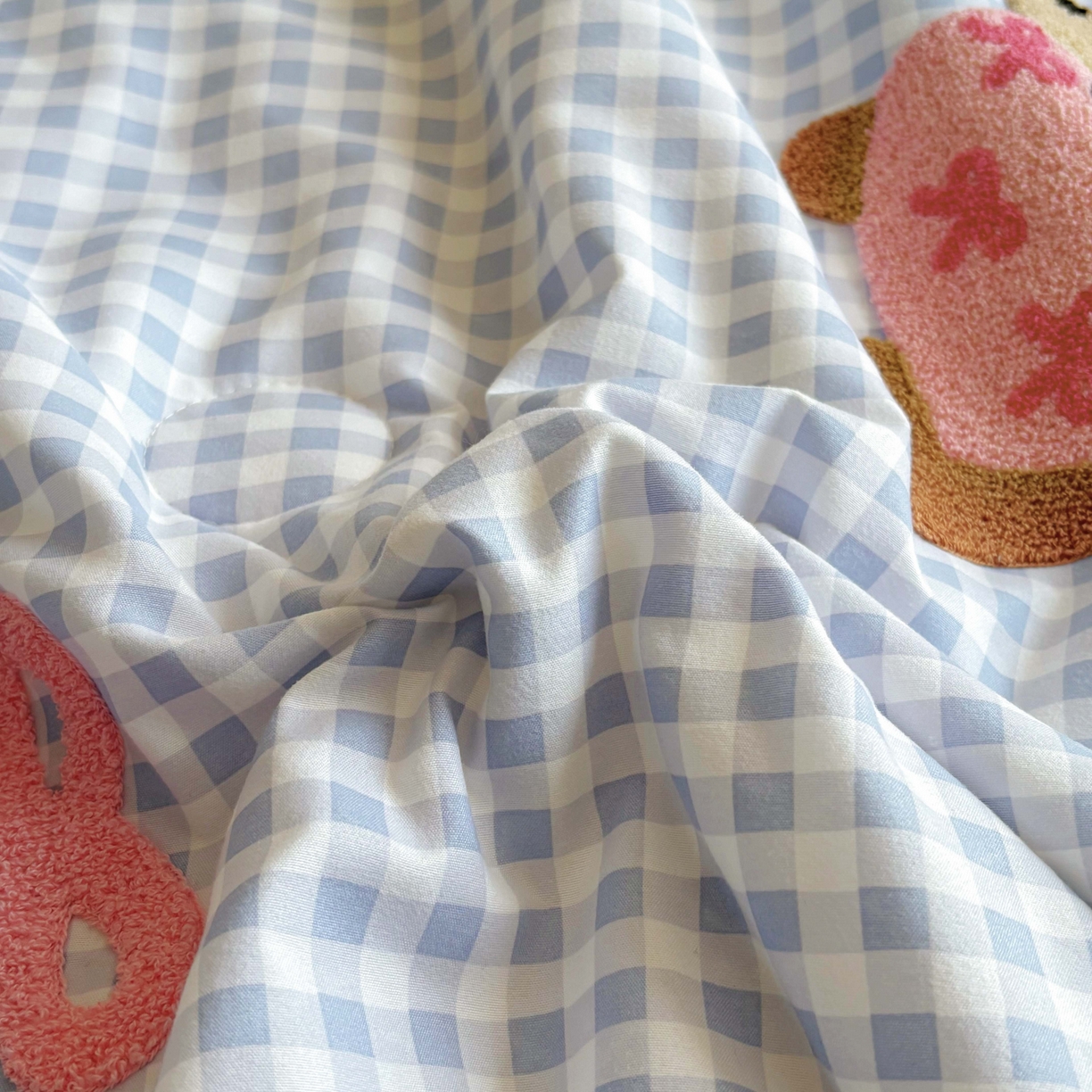 91家纺网 家纺一手货源 找家纺 灰鲸 2025新款云朵棉毛巾绣夏被四件套 蝴蝶结腊肠狗-蓝格+奶油黄