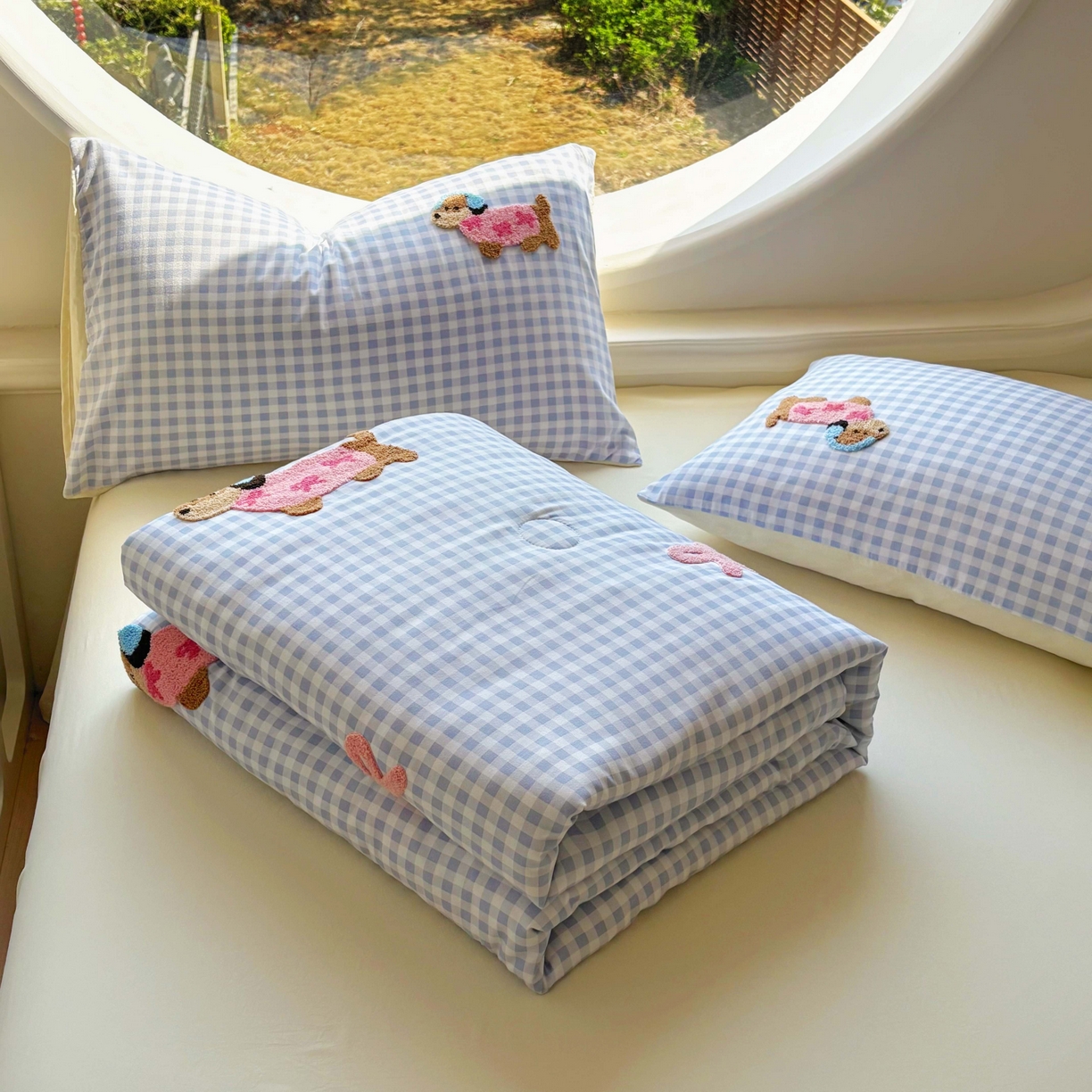 91家纺网 家纺一手货源 找家纺 灰鲸 2025新款云朵棉毛巾绣夏被四件套 蝴蝶结腊肠狗-蓝格+奶油黄