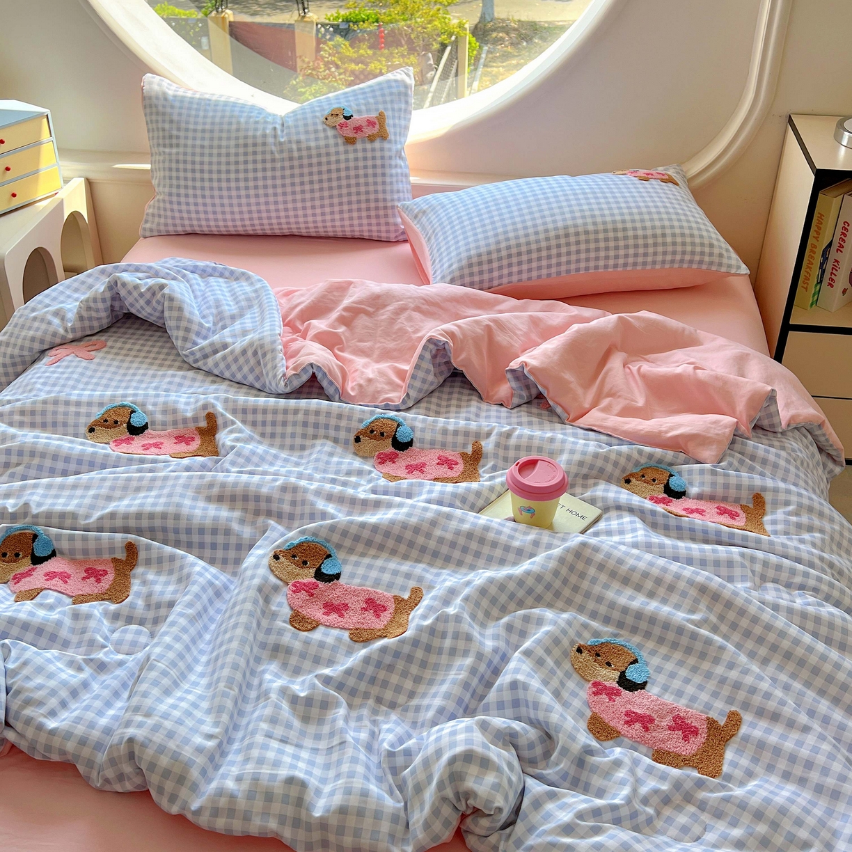 91家纺网 家纺一手货源 找家纺 灰鲸 2025新款云朵棉毛巾绣夏被四件套 蝴蝶结腊肠狗-蓝格+樱花粉