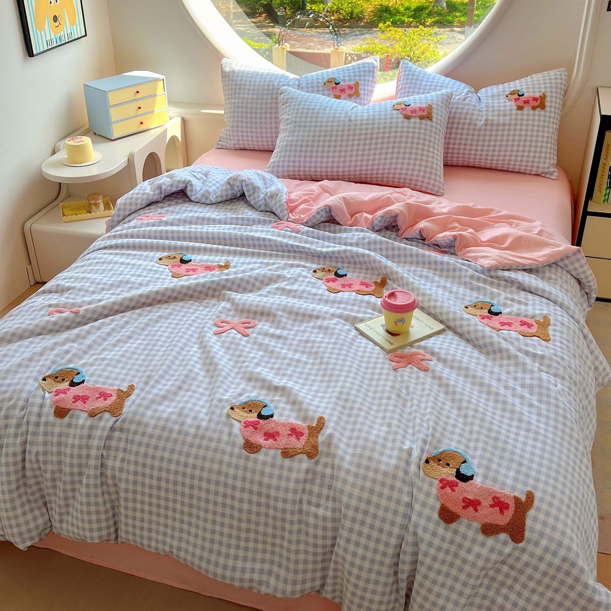 91家纺网 家纺一手货源 找家纺 灰鲸 2025新款云朵棉毛巾绣夏被四件套 蝴蝶结腊肠狗-蓝格+樱花粉