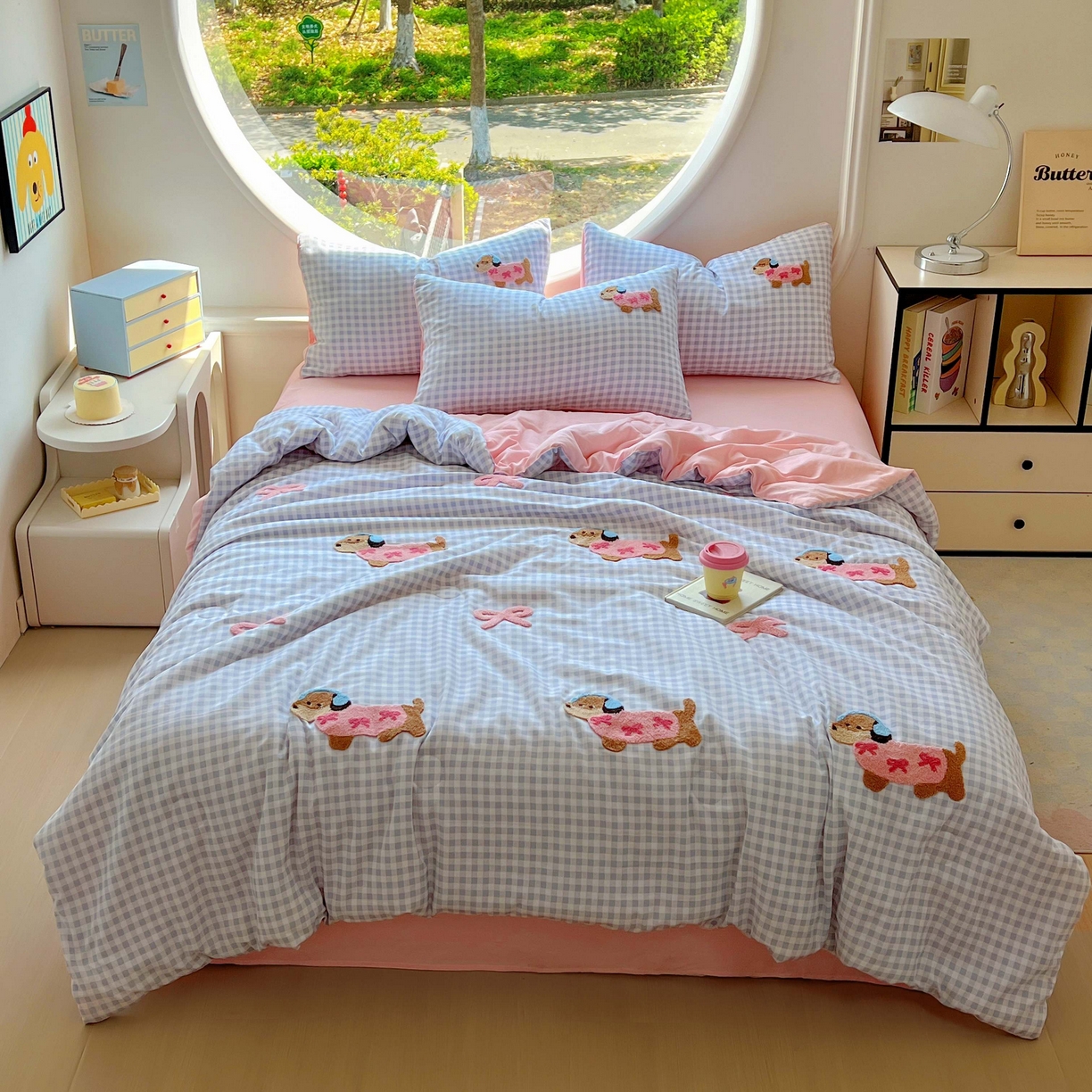 91家纺网 家纺一手货源 找家纺 灰鲸 2025新款云朵棉毛巾绣夏被四件套 蝴蝶结腊肠狗-蓝格+樱花粉