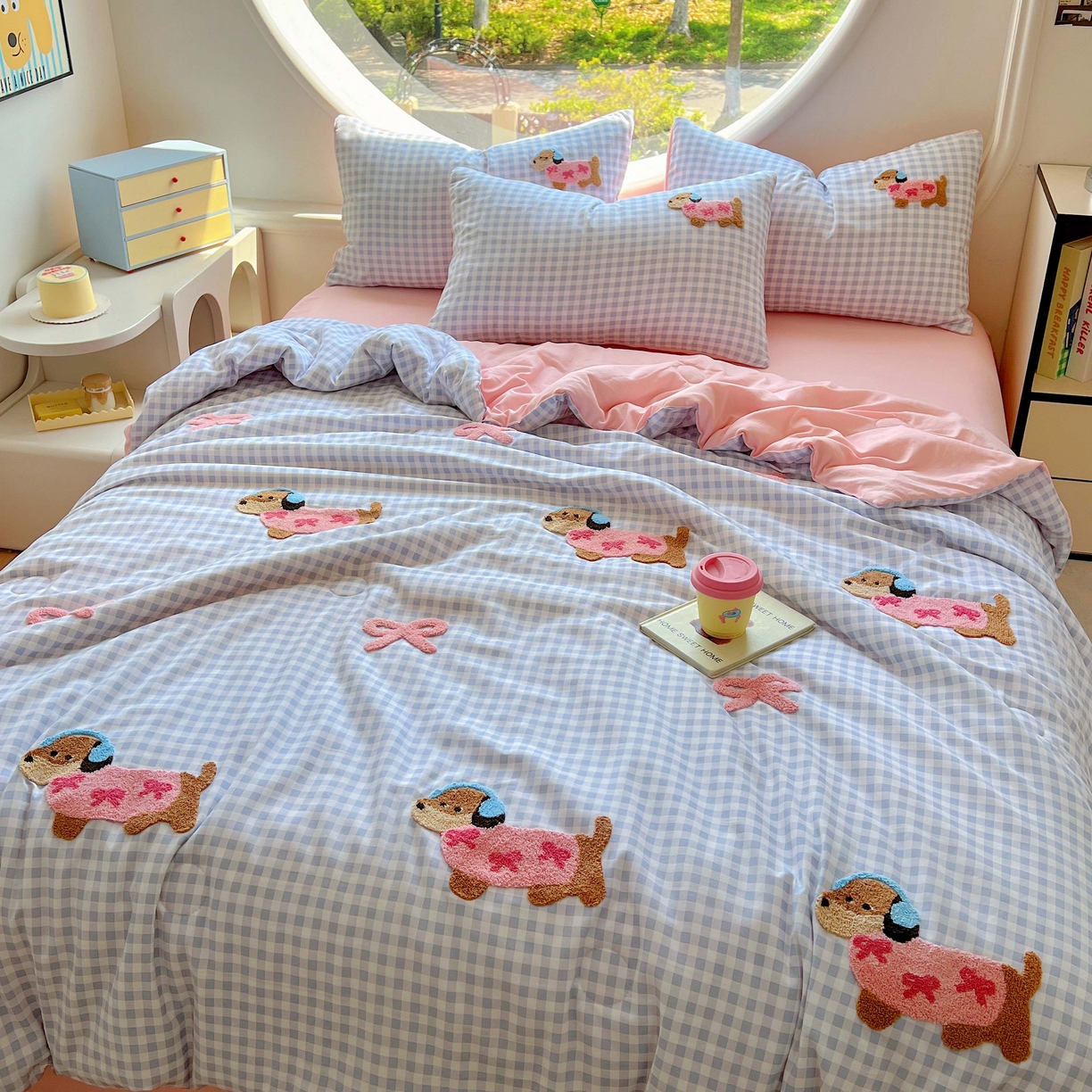 91家纺网 家纺一手货源 找家纺 灰鲸 2025新款云朵棉毛巾绣夏被四件套 蝴蝶结腊肠狗-蓝格+樱花粉