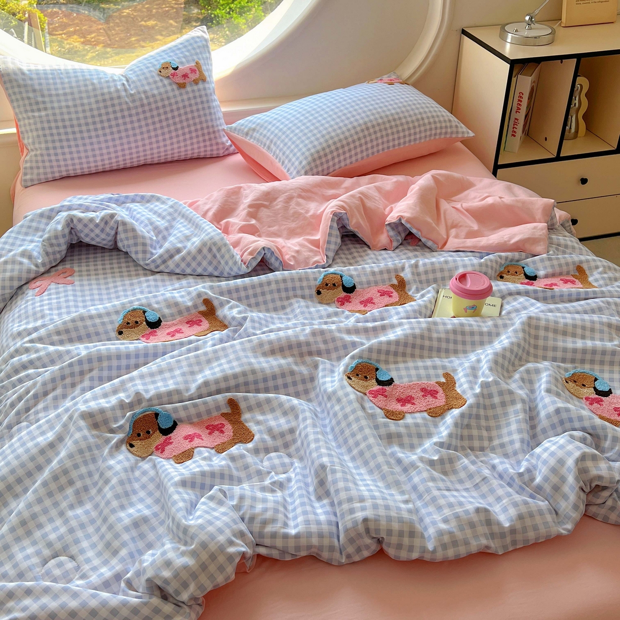 91家纺网 家纺一手货源 找家纺 灰鲸 2025新款云朵棉毛巾绣夏被四件套 蝴蝶结腊肠狗-蓝格+樱花粉