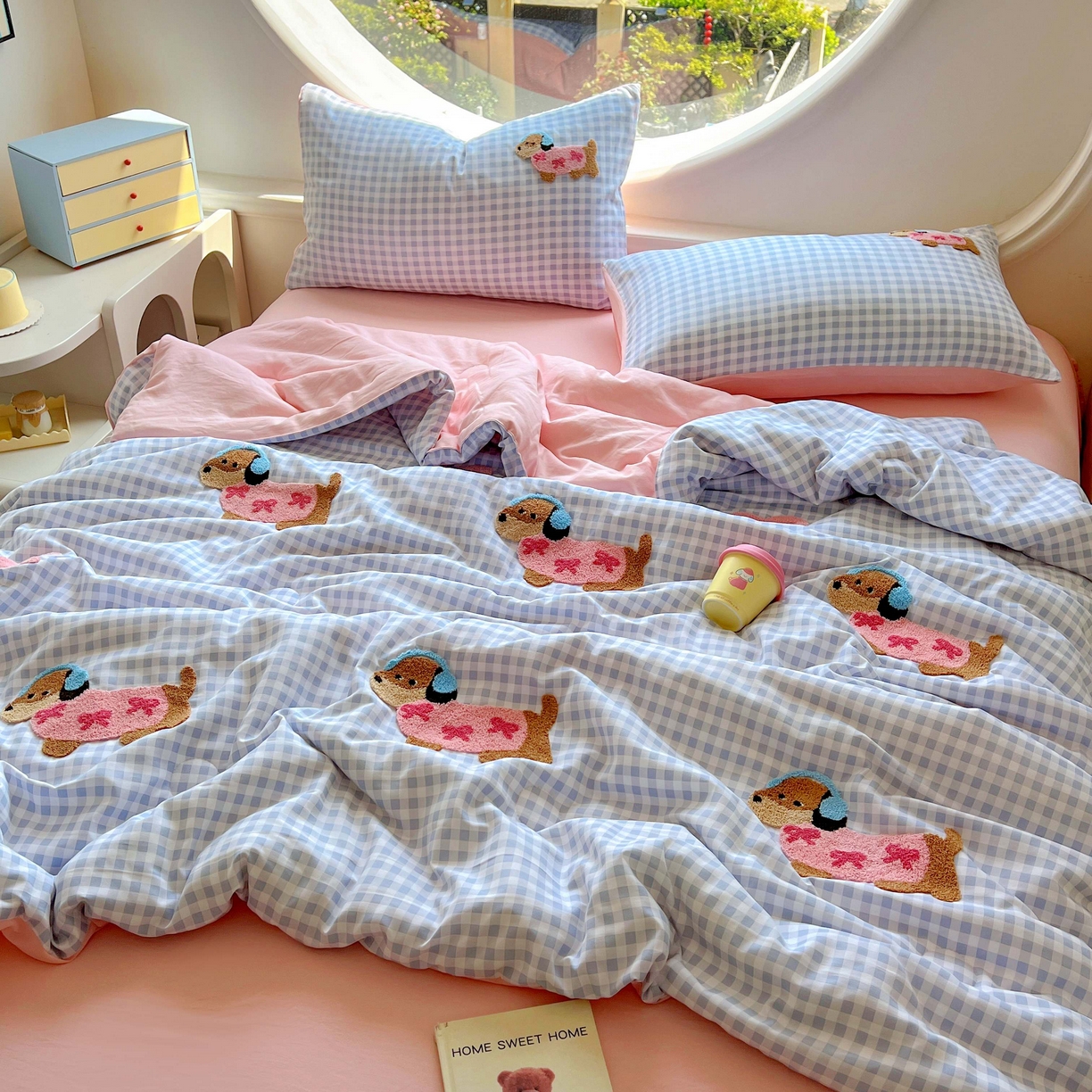 91家纺网 家纺一手货源 找家纺 灰鲸 2025新款云朵棉毛巾绣夏被四件套 蝴蝶结腊肠狗-蓝格+樱花粉