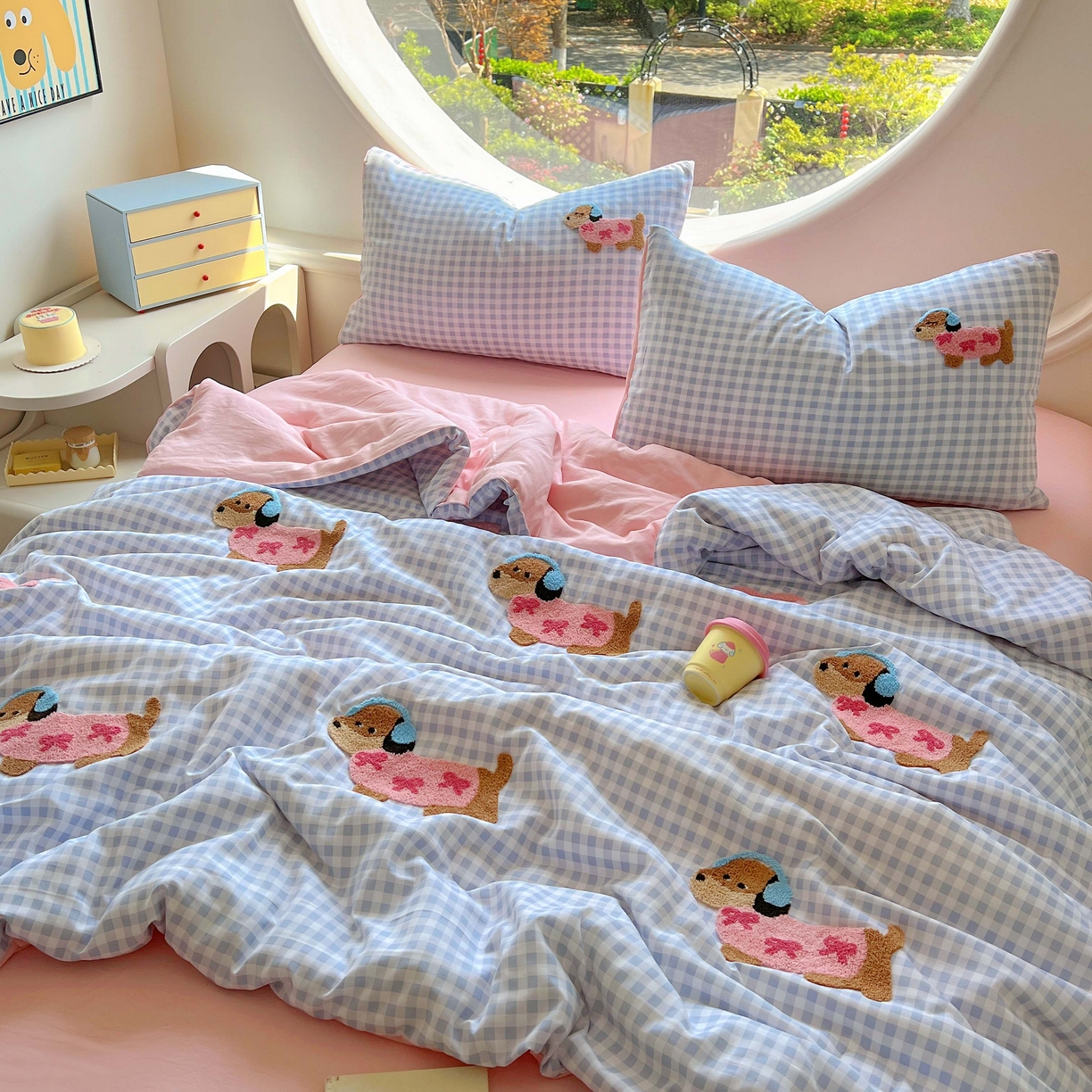 91家纺网 家纺一手货源 找家纺 灰鲸 2025新款云朵棉毛巾绣夏被四件套 蝴蝶结腊肠狗-蓝格+樱花粉