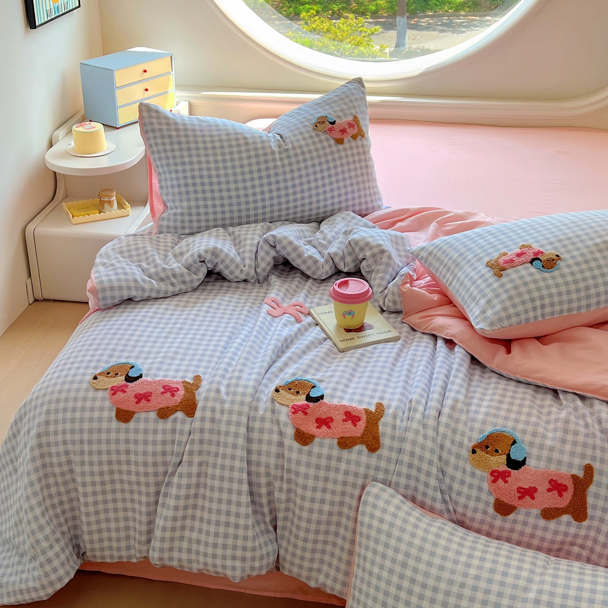 91家纺网 家纺一手货源 找家纺 灰鲸 2025新款云朵棉毛巾绣夏被四件套 蝴蝶结腊肠狗-蓝格+樱花粉