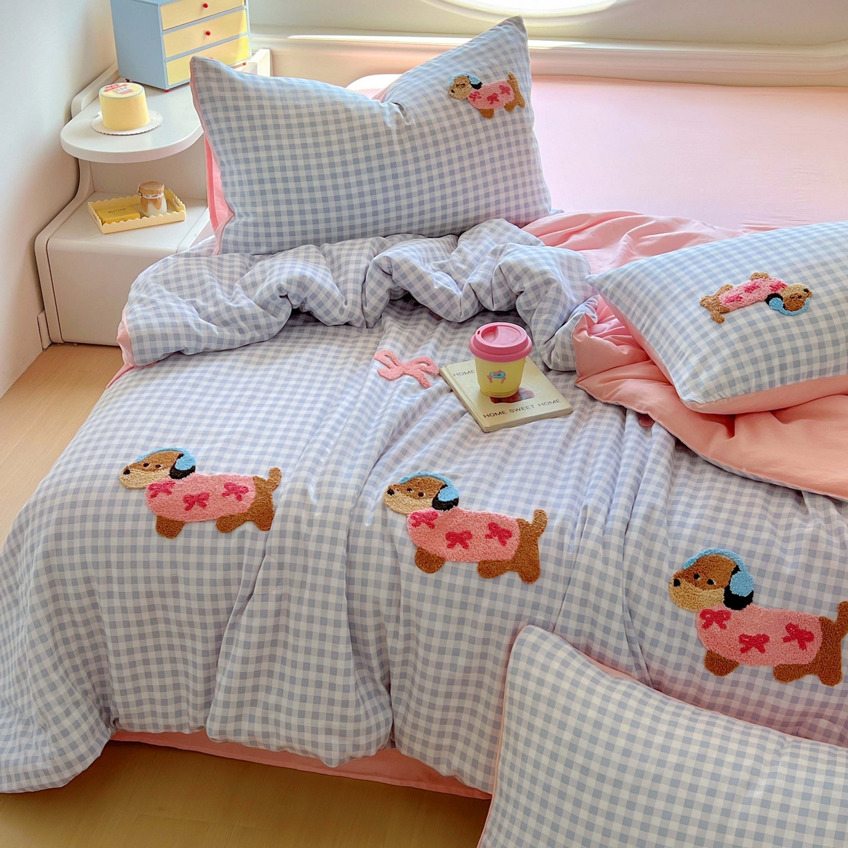 91家纺网 家纺一手货源 找家纺 灰鲸 2025新款云朵棉毛巾绣夏被四件套 蝴蝶结腊肠狗-蓝格+樱花粉