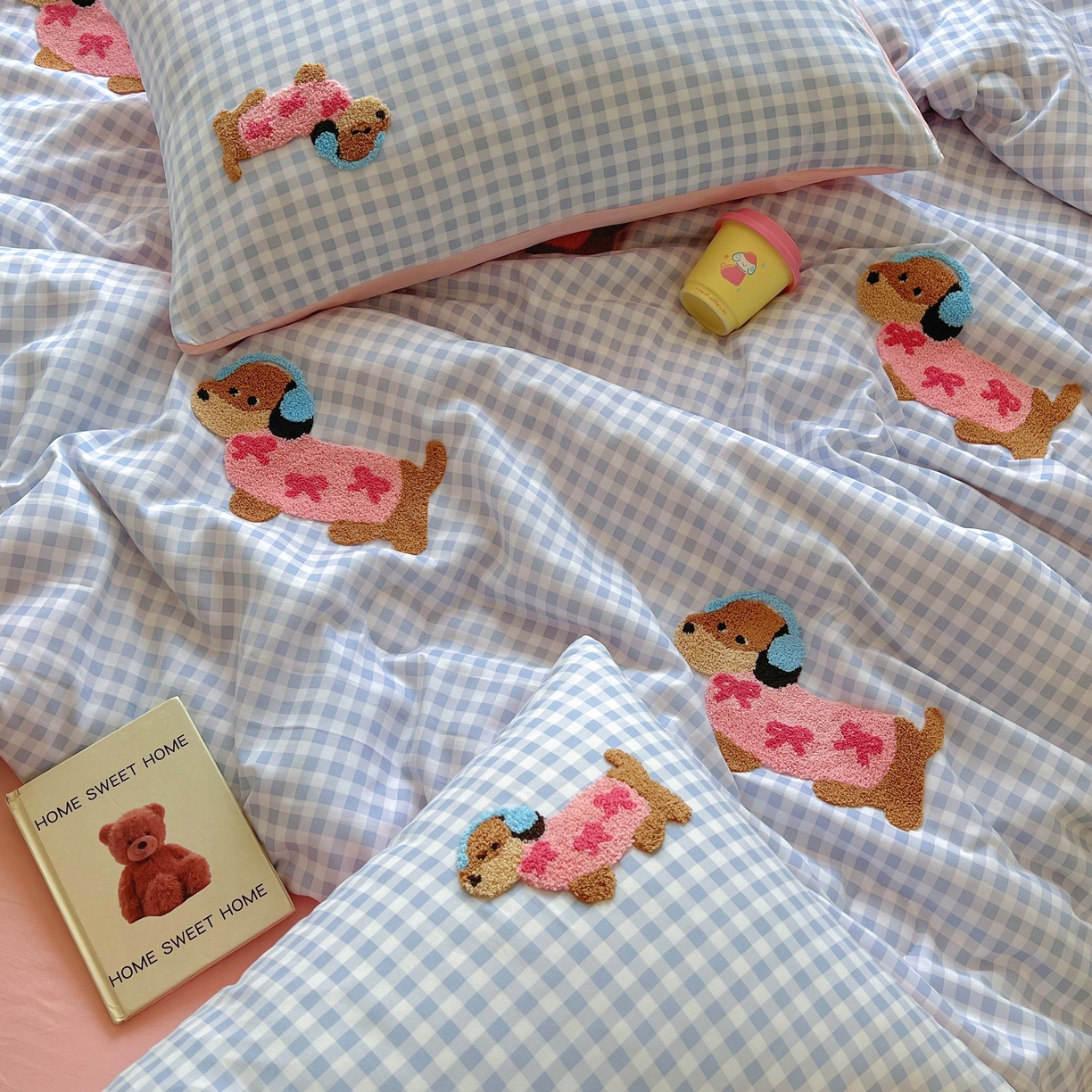 91家纺网 家纺一手货源 找家纺 灰鲸 2025新款云朵棉毛巾绣夏被四件套 蝴蝶结腊肠狗-蓝格+樱花粉