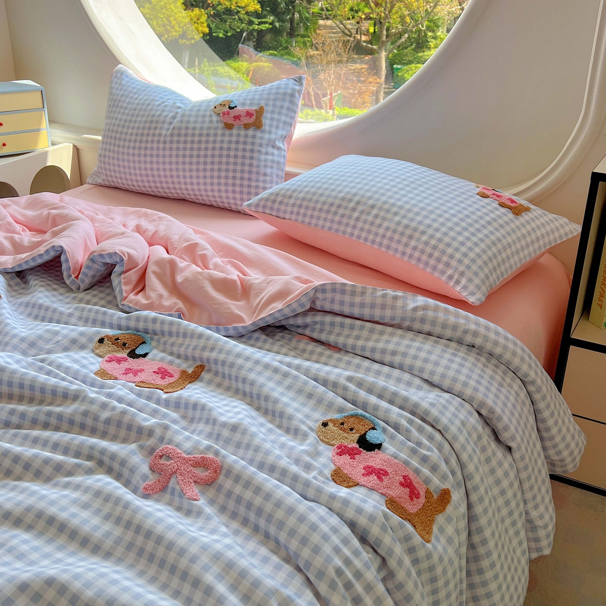 91家纺网 家纺一手货源 找家纺 灰鲸 2025新款云朵棉毛巾绣夏被四件套 蝴蝶结腊肠狗-蓝格+樱花粉