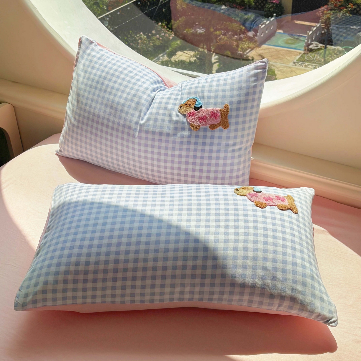 91家纺网 家纺一手货源 找家纺 灰鲸 2025新款云朵棉毛巾绣夏被四件套 蝴蝶结腊肠狗-蓝格+樱花粉