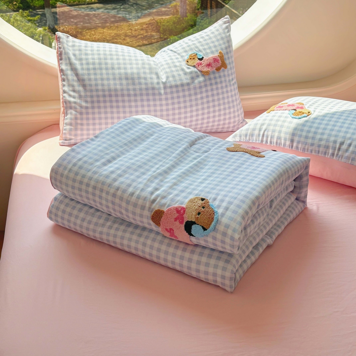 91家纺网 家纺一手货源 找家纺 灰鲸 2025新款云朵棉毛巾绣夏被四件套 蝴蝶结腊肠狗-蓝格+樱花粉