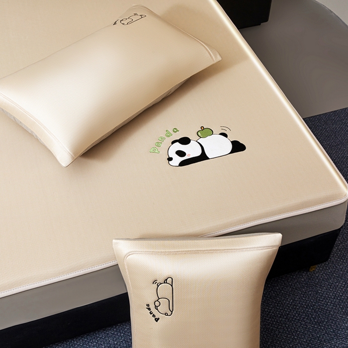 91家纺网 家纺一手货源 找家纺 （总）全季家居 2025新款5A抗菌碳光萌趣熊猫系列贴布绣冰丝席