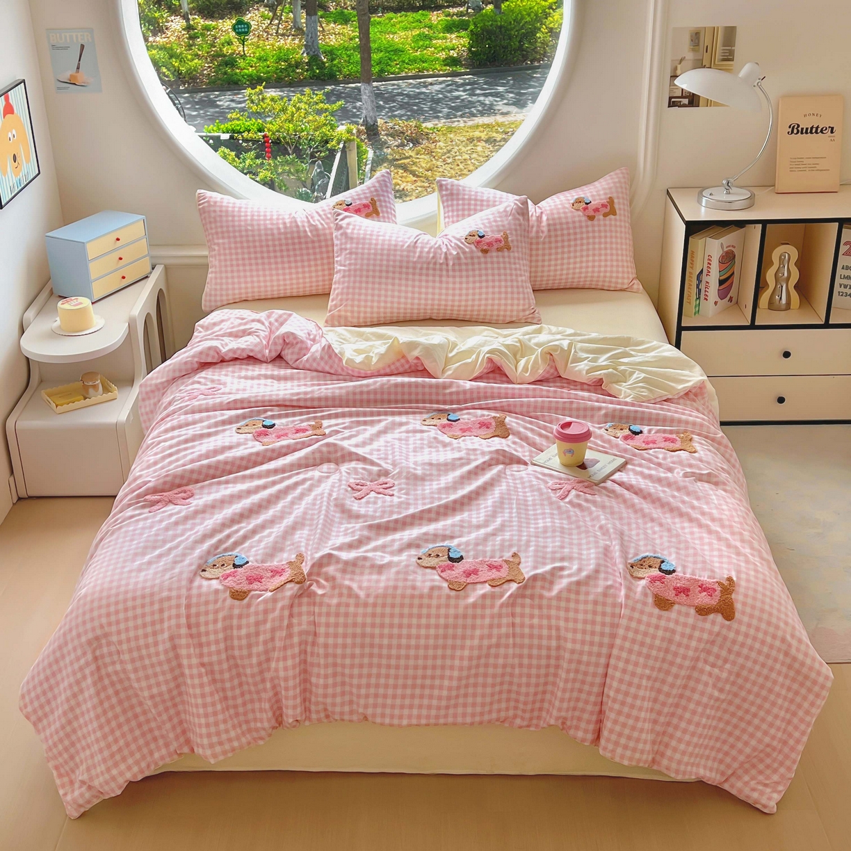 91家纺网 家纺一手货源 找家纺 灰鲸 2025新款云朵棉毛巾绣夏被四件套 蝴蝶结腊肠狗-粉格+奶油黄