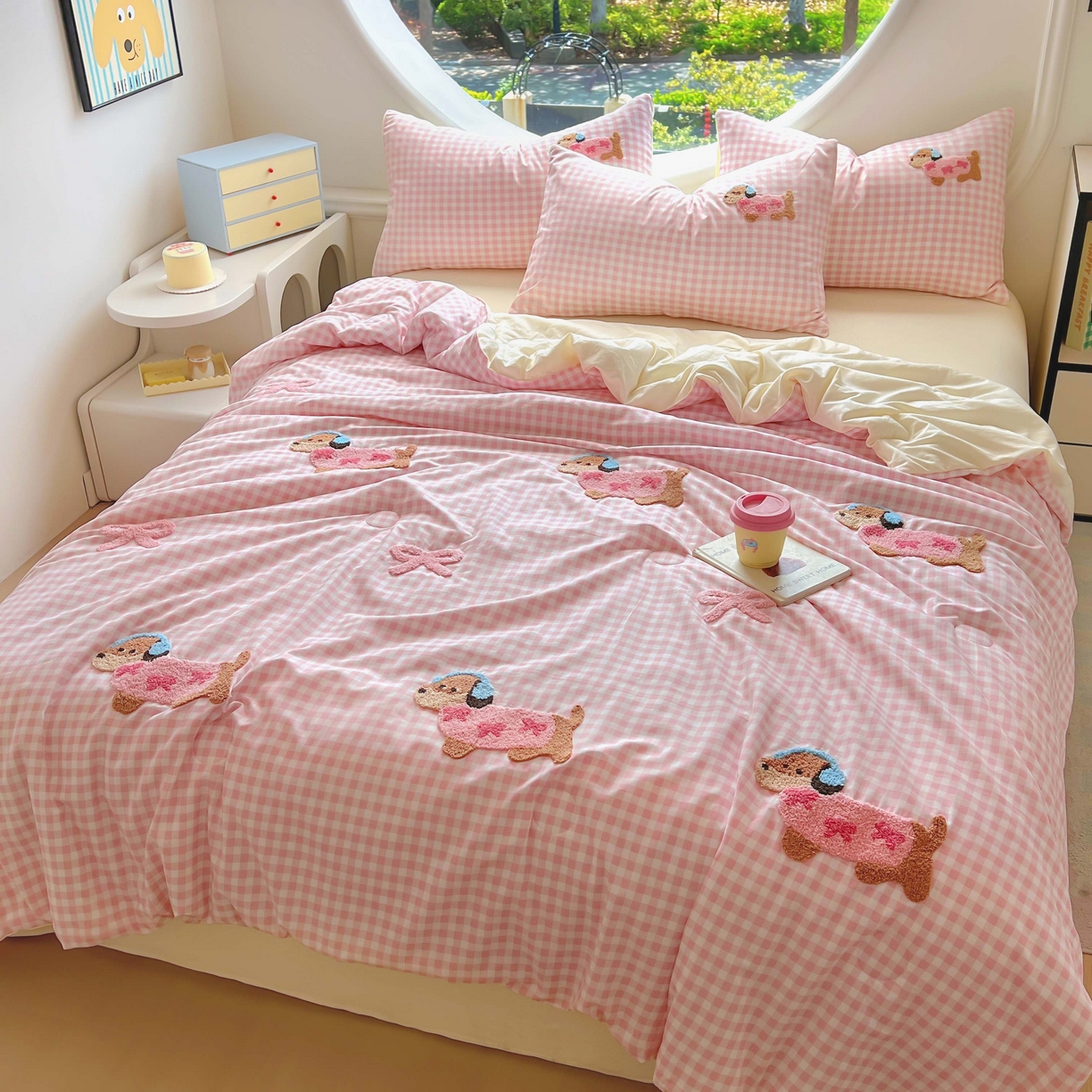 91家纺网 家纺一手货源 找家纺 灰鲸 2025新款云朵棉毛巾绣夏被四件套 蝴蝶结腊肠狗-粉格+奶油黄