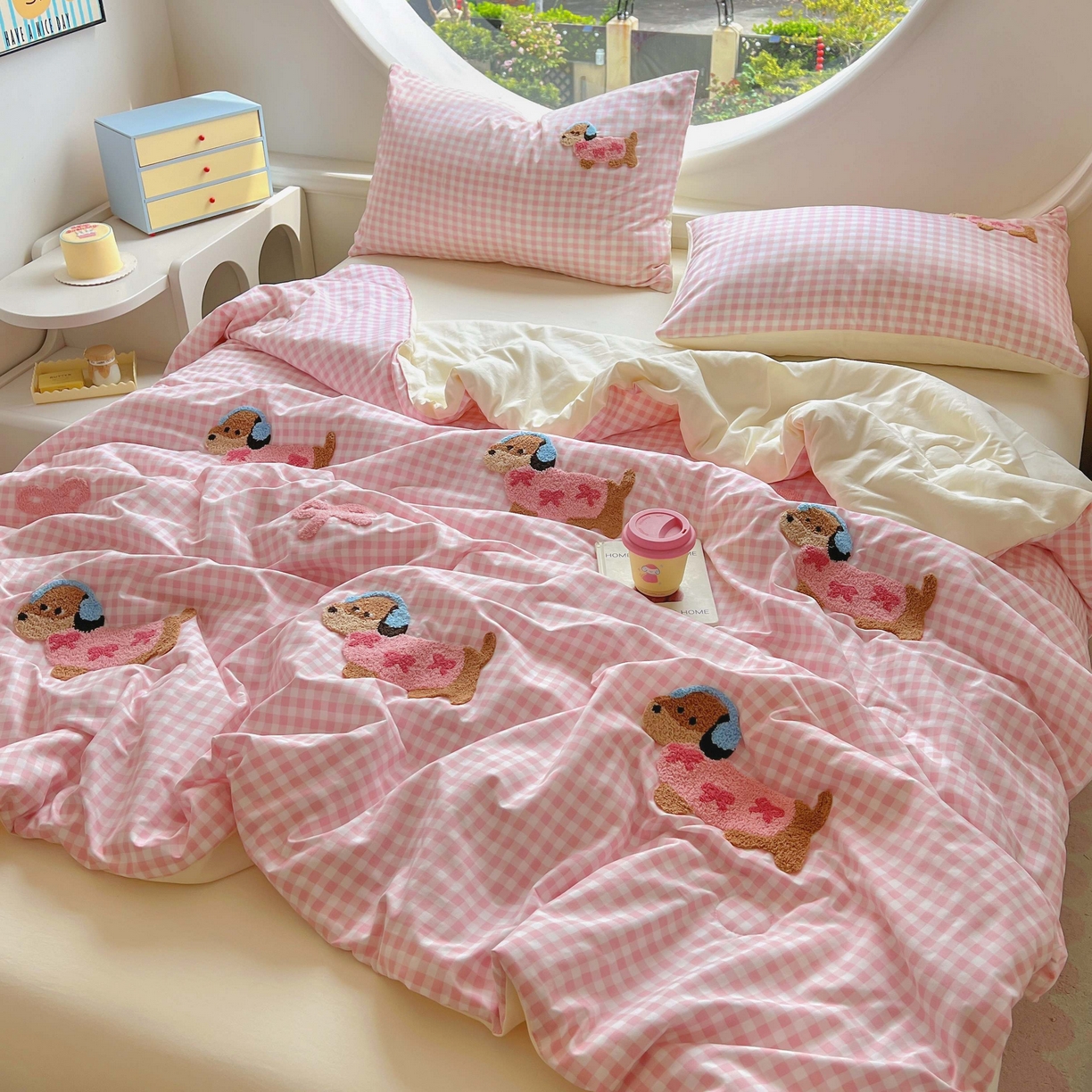 91家纺网 家纺一手货源 找家纺 灰鲸 2025新款云朵棉毛巾绣夏被四件套 蝴蝶结腊肠狗-粉格+奶油黄