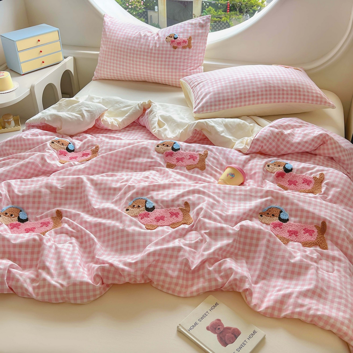 91家纺网 家纺一手货源 找家纺 灰鲸 2025新款云朵棉毛巾绣夏被四件套 蝴蝶结腊肠狗-粉格+奶油黄