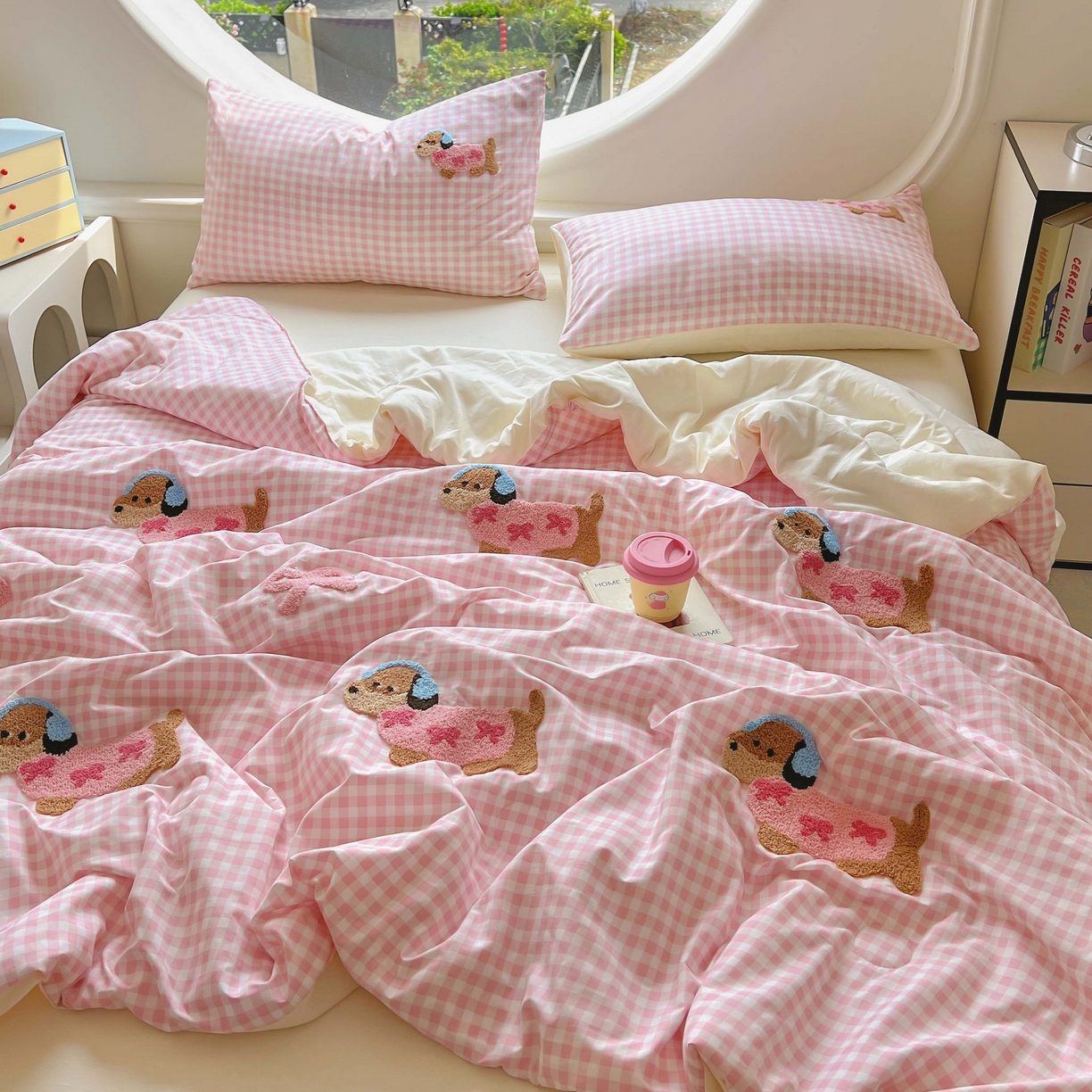 91家纺网 家纺一手货源 找家纺 灰鲸 2025新款云朵棉毛巾绣夏被四件套 蝴蝶结腊肠狗-粉格+奶油黄