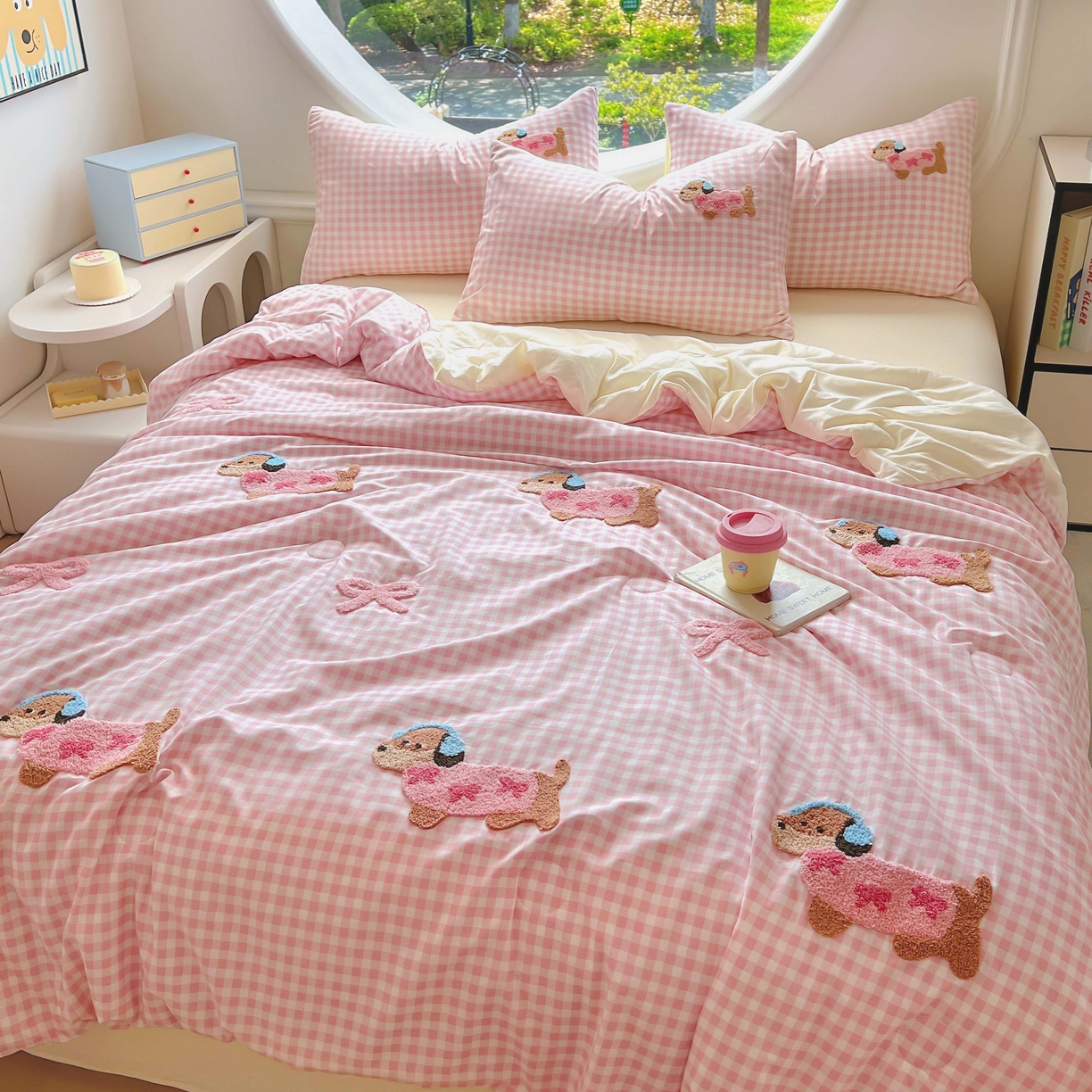 91家纺网 家纺一手货源 找家纺 灰鲸 2025新款云朵棉毛巾绣夏被四件套 蝴蝶结腊肠狗-粉格+奶油黄