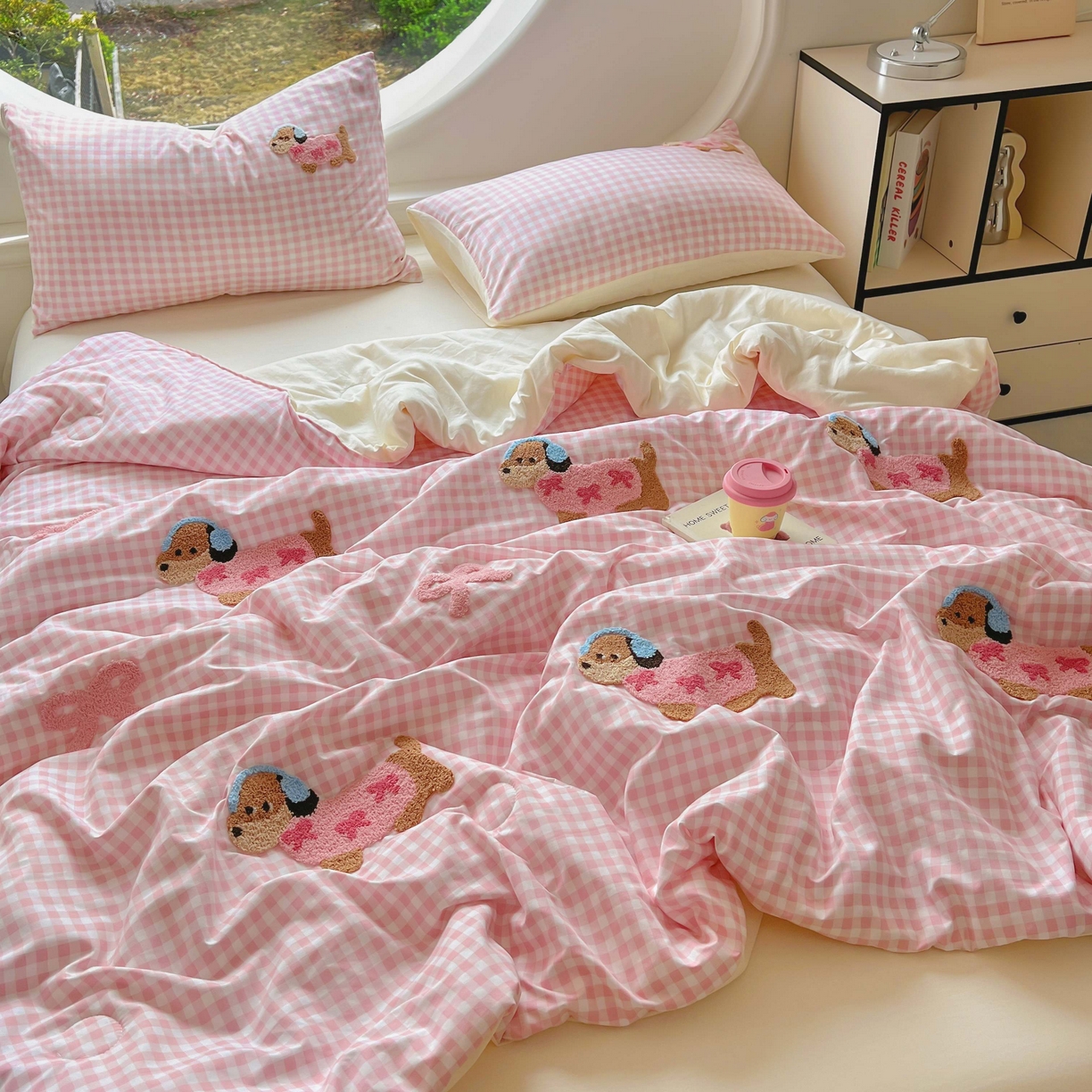 91家纺网 家纺一手货源 找家纺 灰鲸 2025新款云朵棉毛巾绣夏被四件套 蝴蝶结腊肠狗-粉格+奶油黄