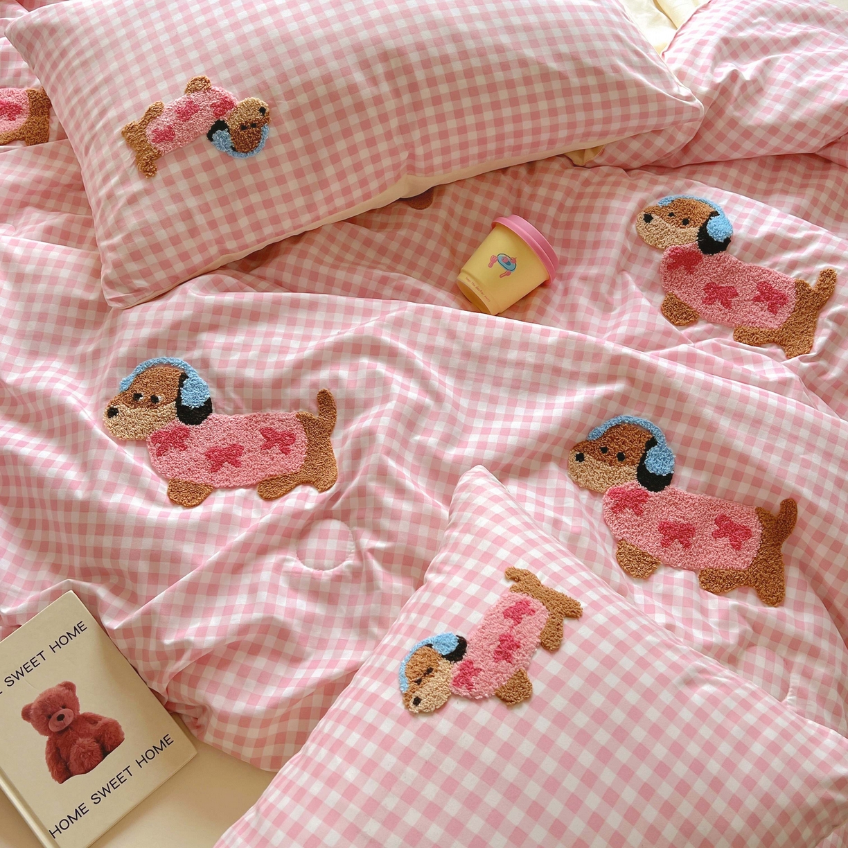 91家纺网 家纺一手货源 找家纺 灰鲸 2025新款云朵棉毛巾绣夏被四件套 蝴蝶结腊肠狗-粉格+奶油黄