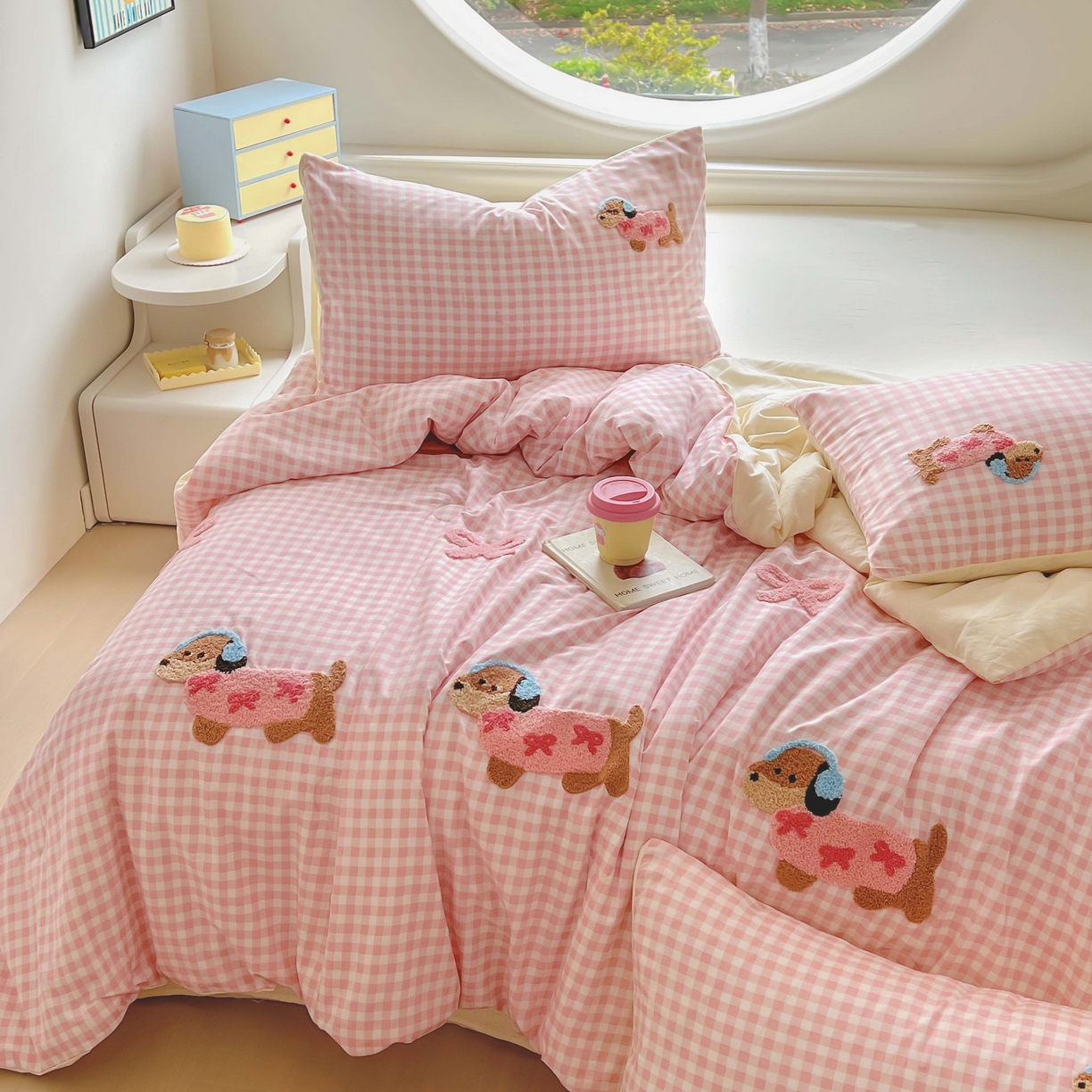 91家纺网 家纺一手货源 找家纺 灰鲸 2025新款云朵棉毛巾绣夏被四件套 蝴蝶结腊肠狗-粉格+奶油黄