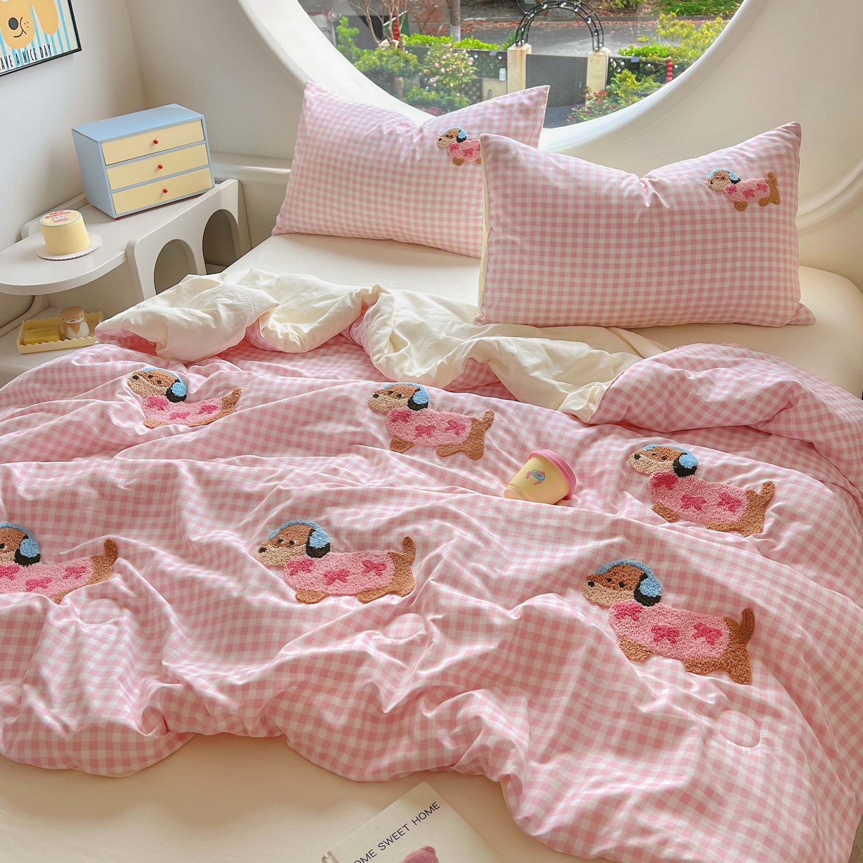 91家纺网 家纺一手货源 找家纺 灰鲸 2025新款云朵棉毛巾绣夏被四件套 蝴蝶结腊肠狗-粉格+奶油黄
