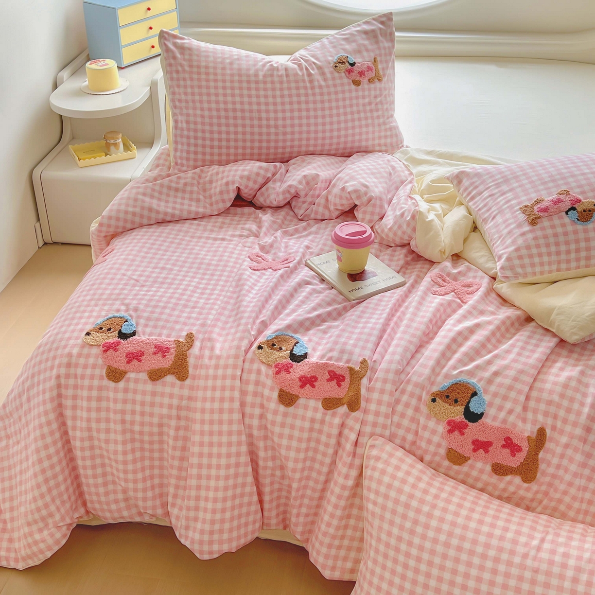 91家纺网 家纺一手货源 找家纺 灰鲸 2025新款云朵棉毛巾绣夏被四件套 蝴蝶结腊肠狗-粉格+奶油黄