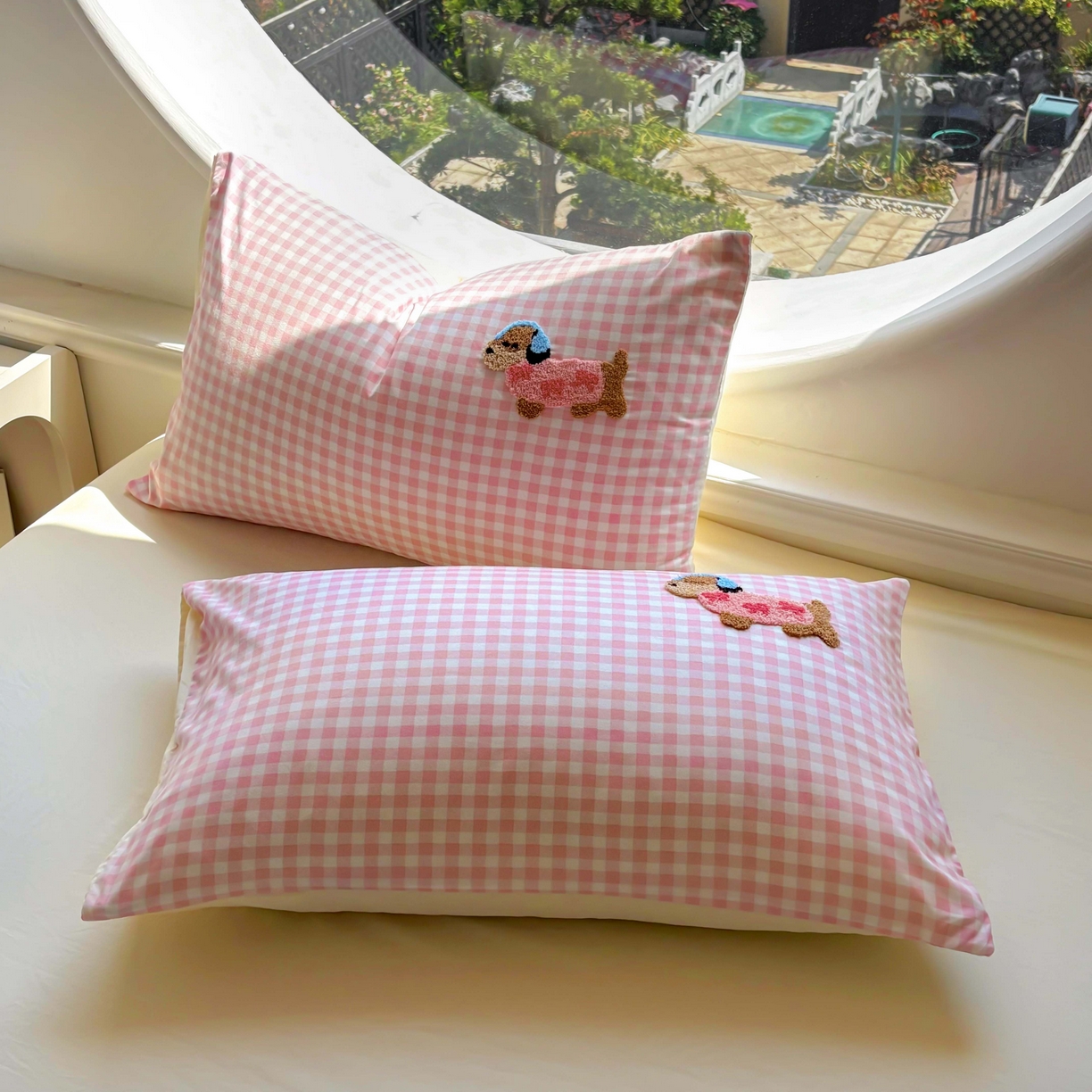 91家纺网 家纺一手货源 找家纺 灰鲸 2025新款云朵棉毛巾绣夏被四件套 蝴蝶结腊肠狗-粉格+奶油黄