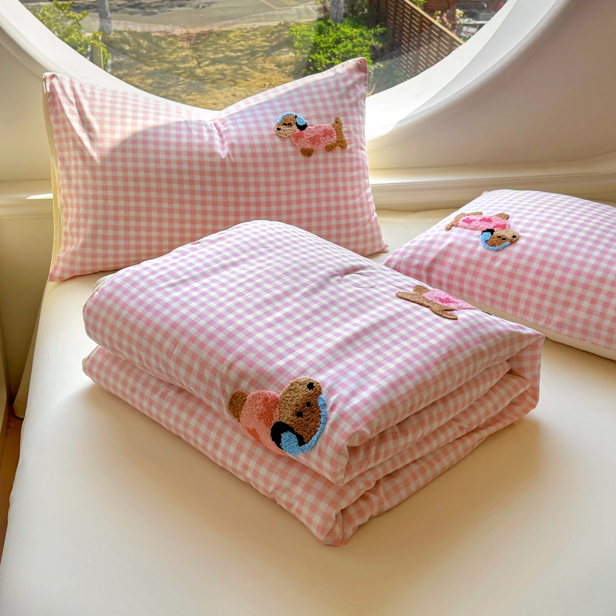 91家纺网 家纺一手货源 找家纺 灰鲸 2025新款云朵棉毛巾绣夏被四件套 蝴蝶结腊肠狗-粉格+奶油黄