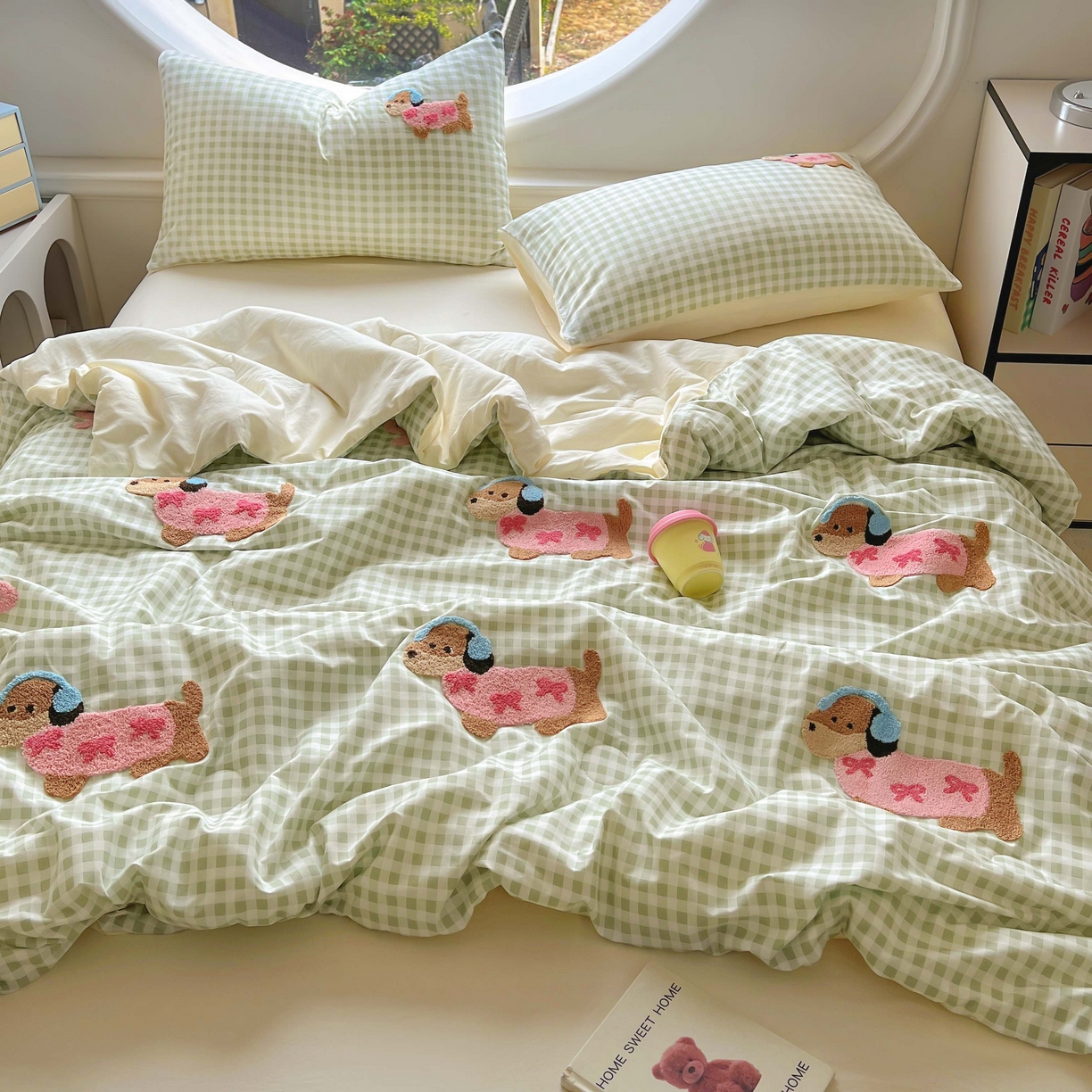 91家纺网 家纺一手货源 找家纺 灰鲸 2025新款云朵棉毛巾绣夏被四件套 蝴蝶结腊肠狗-绿格+奶油黄