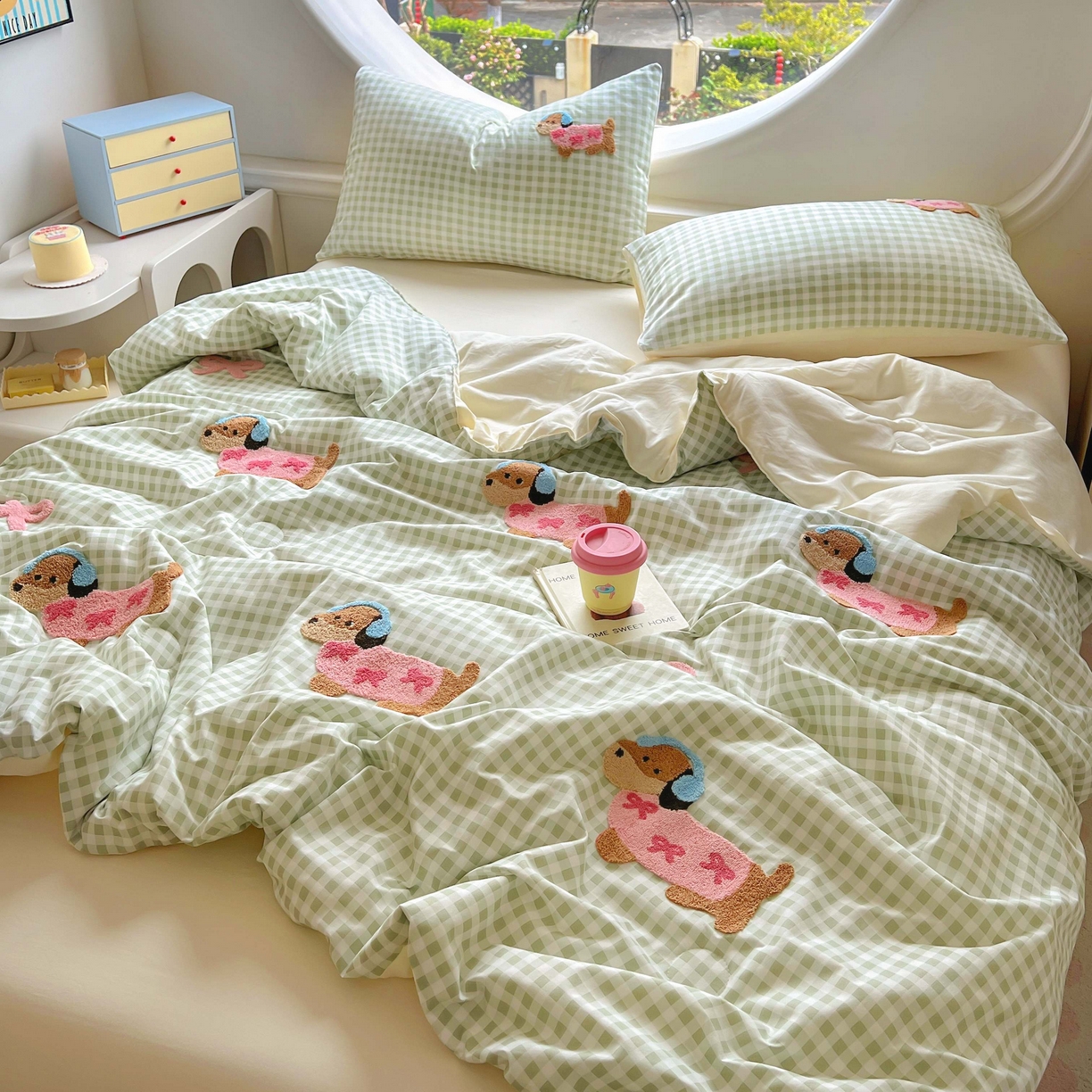 91家纺网 家纺一手货源 找家纺 灰鲸 2025新款云朵棉毛巾绣夏被四件套 蝴蝶结腊肠狗-绿格+奶油黄