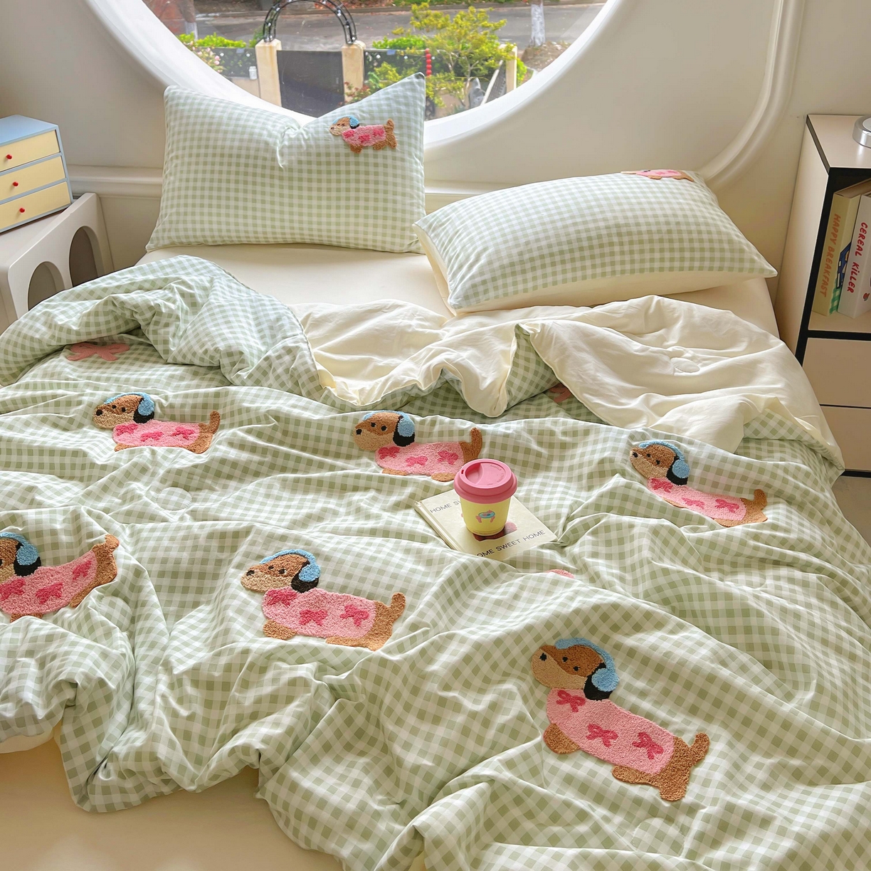 91家纺网 家纺一手货源 找家纺 灰鲸 2025新款云朵棉毛巾绣夏被四件套 蝴蝶结腊肠狗-绿格+奶油黄