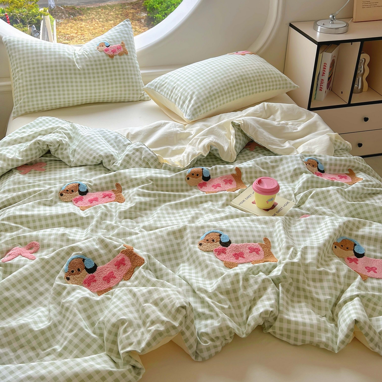 91家纺网 家纺一手货源 找家纺 灰鲸 2025新款云朵棉毛巾绣夏被四件套 蝴蝶结腊肠狗-绿格+奶油黄