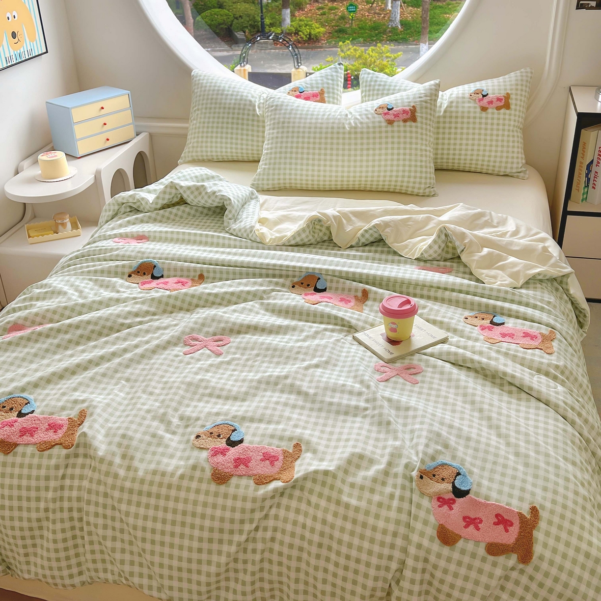 91家纺网 家纺一手货源 找家纺 灰鲸 2025新款云朵棉毛巾绣夏被四件套 蝴蝶结腊肠狗-绿格+奶油黄