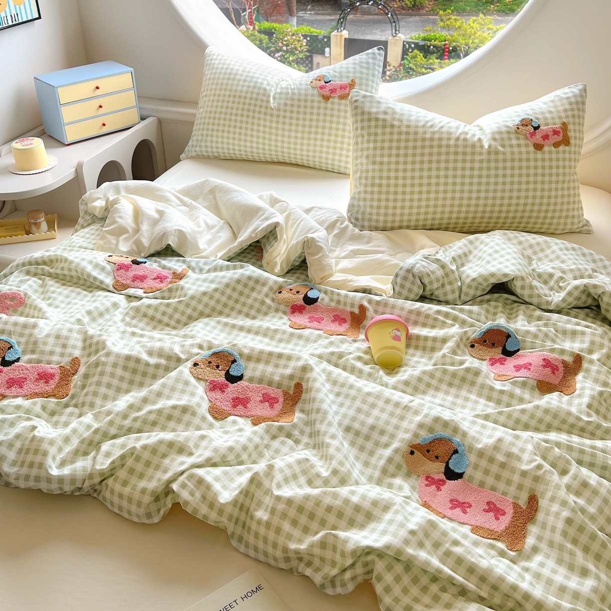 91家纺网 家纺一手货源 找家纺 灰鲸 2025新款云朵棉毛巾绣夏被四件套 蝴蝶结腊肠狗-绿格+奶油黄