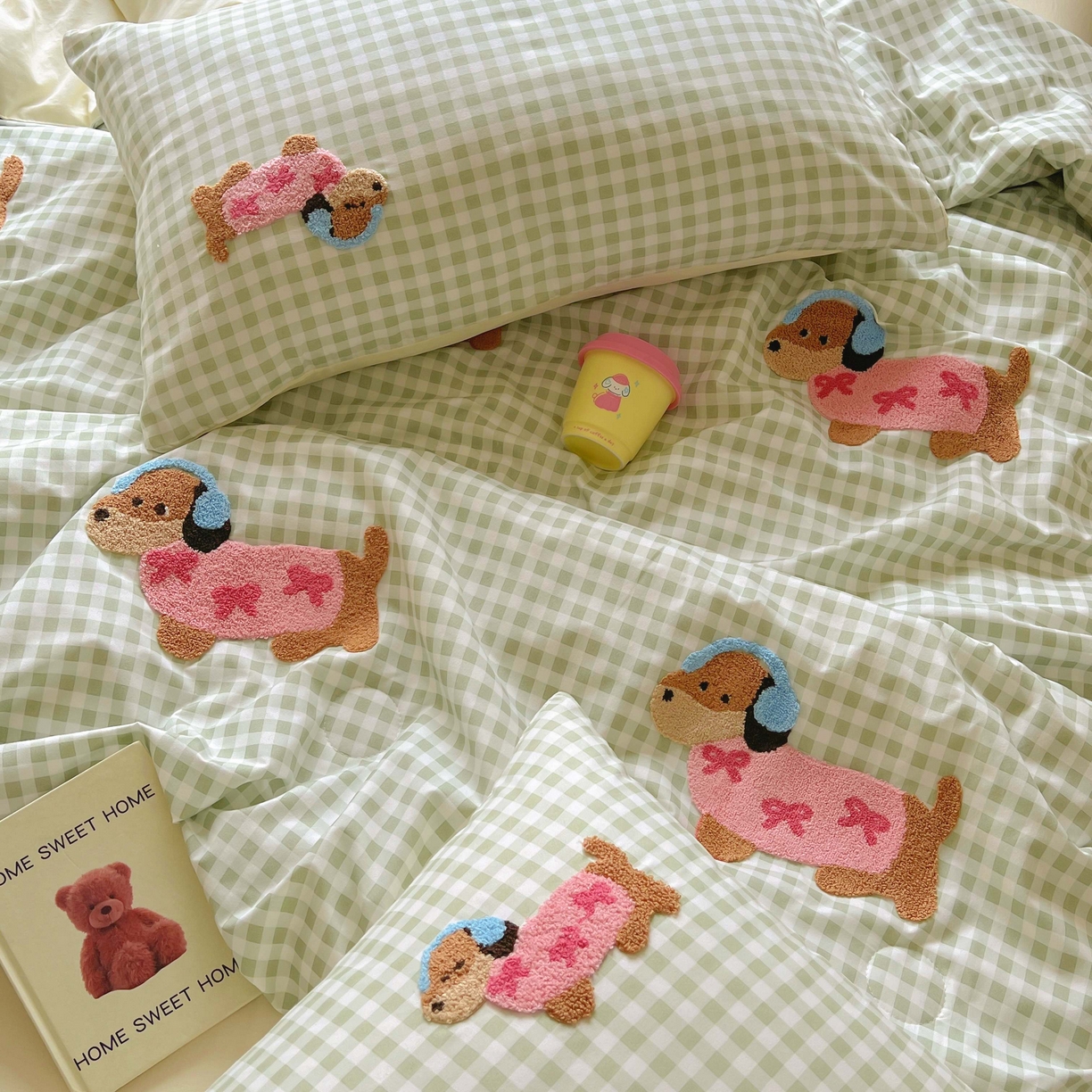 91家纺网 家纺一手货源 找家纺 灰鲸 2025新款云朵棉毛巾绣夏被四件套 蝴蝶结腊肠狗-绿格+奶油黄