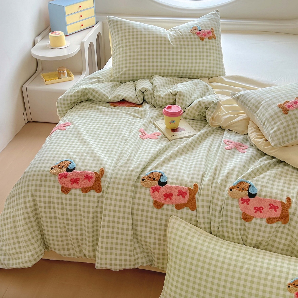 91家纺网 家纺一手货源 找家纺 灰鲸 2025新款云朵棉毛巾绣夏被四件套 蝴蝶结腊肠狗-绿格+奶油黄