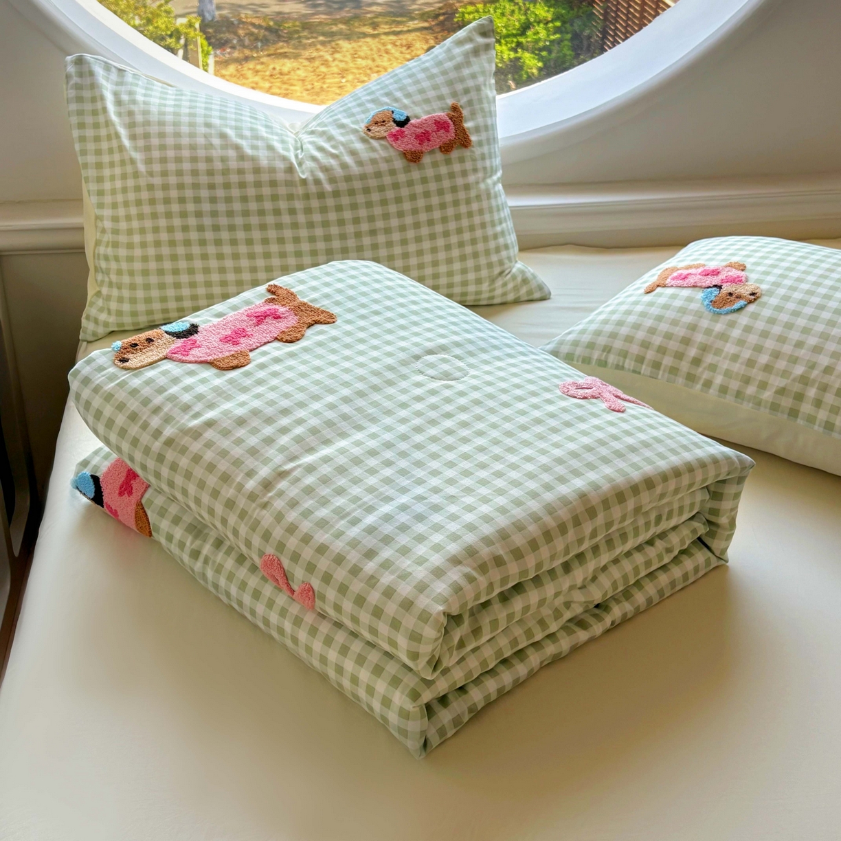 91家纺网 家纺一手货源 找家纺 灰鲸 2025新款云朵棉毛巾绣夏被四件套 蝴蝶结腊肠狗-绿格+奶油黄