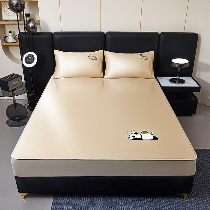 91家纺网 家纺一手货源 找家纺 全季家居 2025新款5A抗菌碳光萌趣熊猫系列贴布绣冰丝席 床笠-金咖