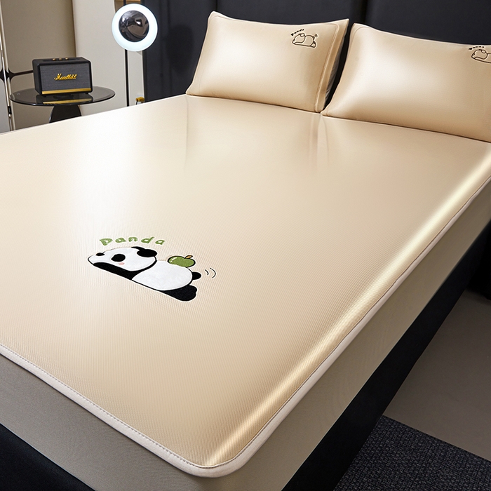 91家纺网 家纺一手货源 找家纺 全季家居 2025新款5A抗菌碳光萌趣熊猫系列贴布绣冰丝席 床笠-金咖