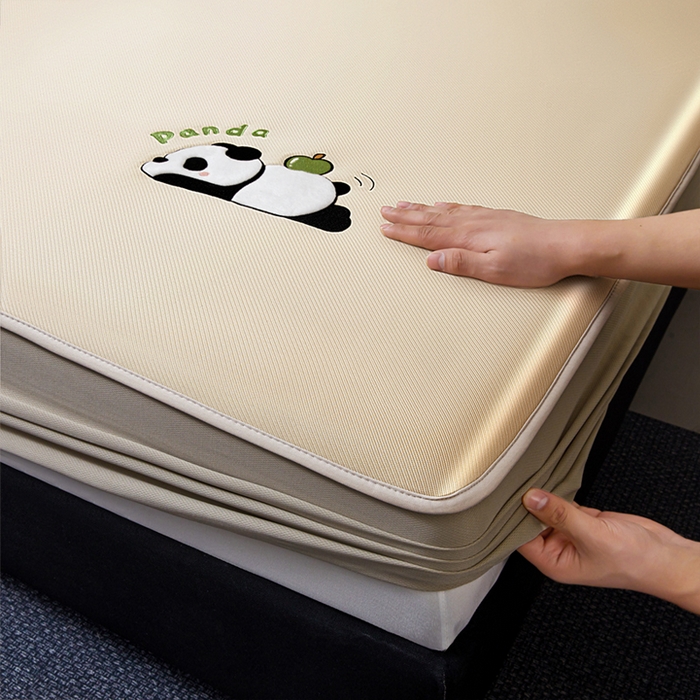 91家纺网 家纺一手货源 找家纺 全季家居 2025新款5A抗菌碳光萌趣熊猫系列贴布绣冰丝席 床笠-金咖