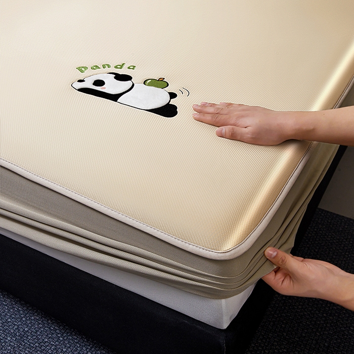 91家纺网 家纺一手货源 找家纺 全季家居 2025新款5A抗菌碳光萌趣熊猫系列贴布绣冰丝席 床笠-金咖