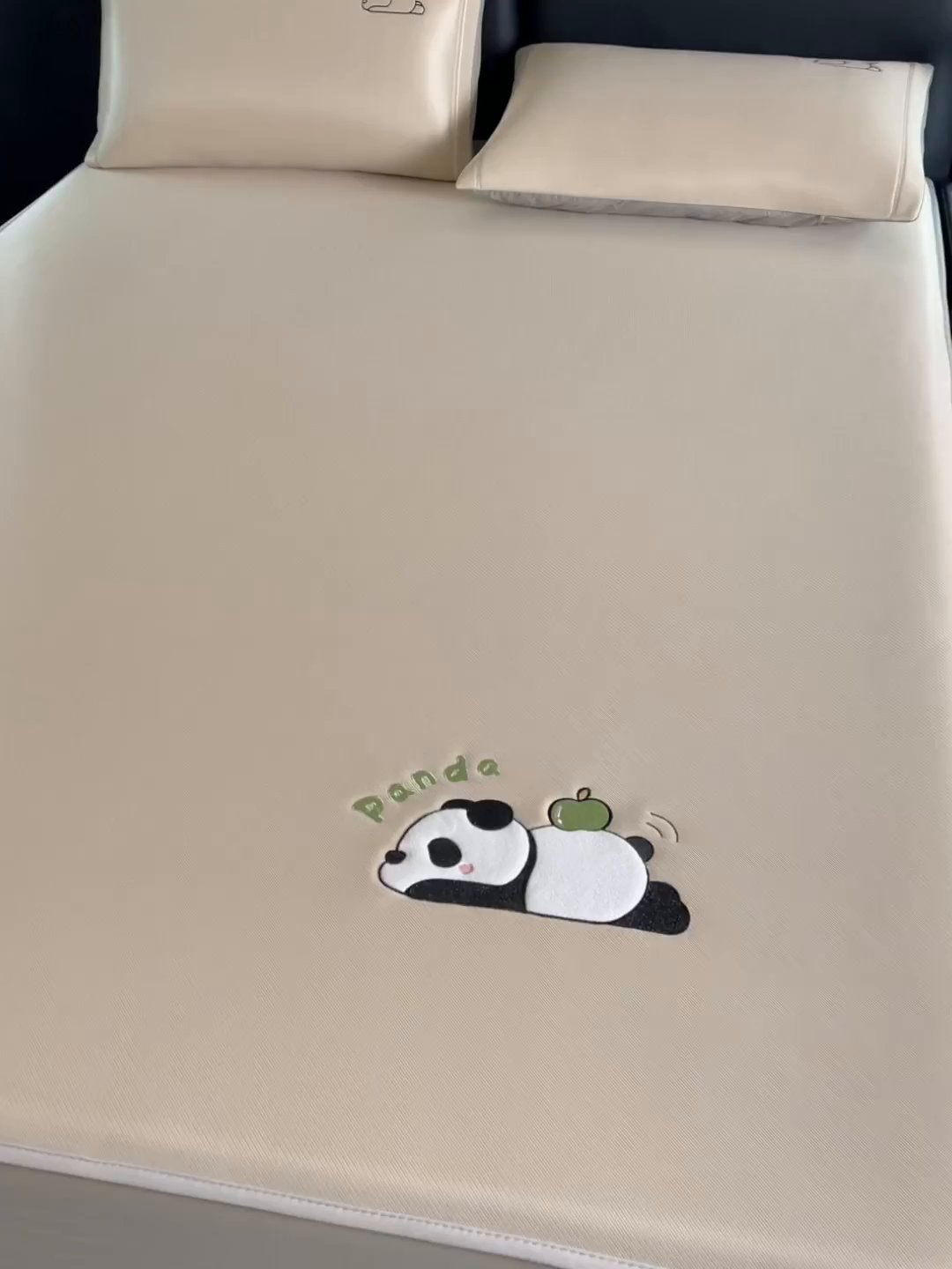 91家纺网 家纺一手货源 找家纺 全季家居 2025新款5A抗菌碳光萌趣熊猫系列贴布绣冰丝席 床笠-金咖