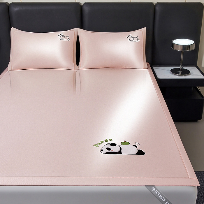 91家纺网 家纺一手货源 找家纺 全季家居 2025新款5A抗菌碳光萌趣熊猫系列贴布绣冰丝席 床席-淡粉