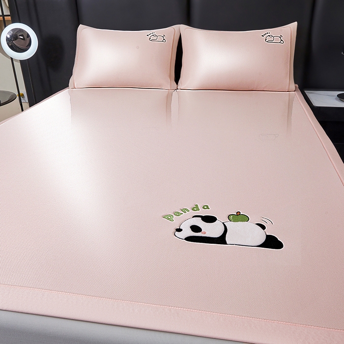 91家纺网 家纺一手货源 找家纺 全季家居 2025新款5A抗菌碳光萌趣熊猫系列贴布绣冰丝席 床席-淡粉
