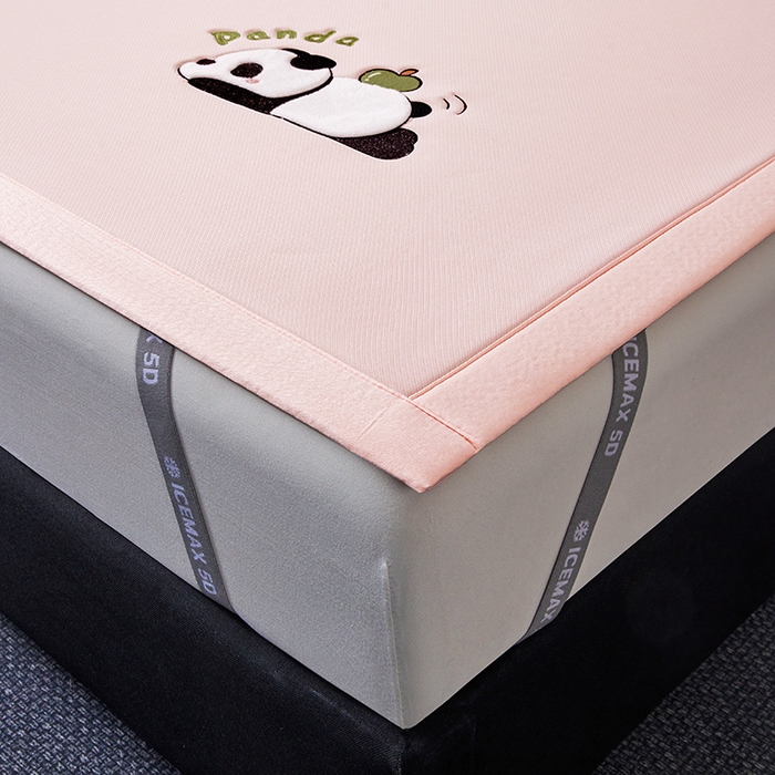 91家纺网 家纺一手货源 找家纺 全季家居 2025新款5A抗菌碳光萌趣熊猫系列贴布绣冰丝席 床席-淡粉