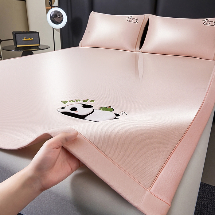 91家纺网 家纺一手货源 找家纺 全季家居 2025新款5A抗菌碳光萌趣熊猫系列贴布绣冰丝席 床席-淡粉