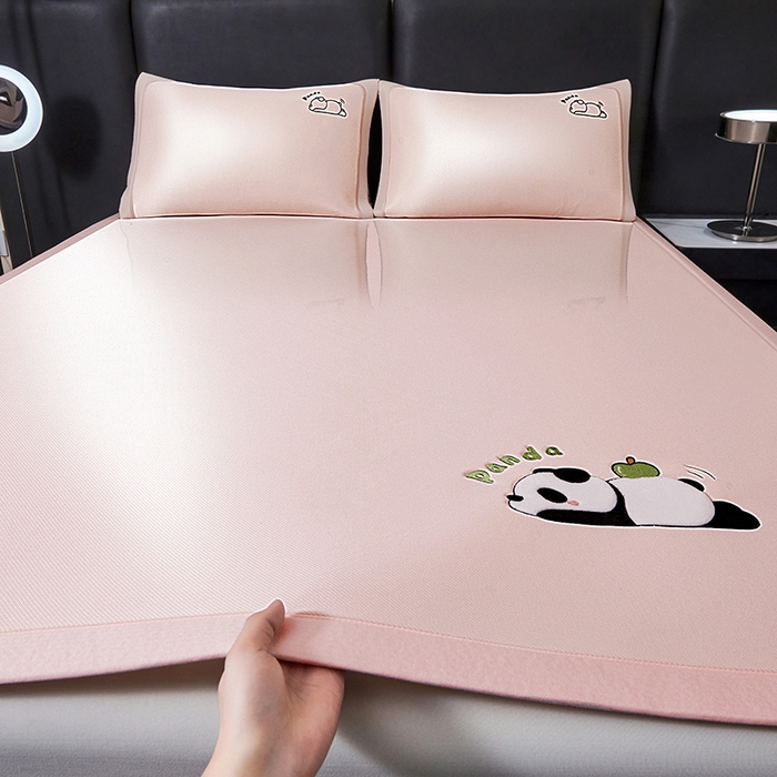 91家纺网 家纺一手货源 找家纺 全季家居 2025新款5A抗菌碳光萌趣熊猫系列贴布绣冰丝席 床席-淡粉